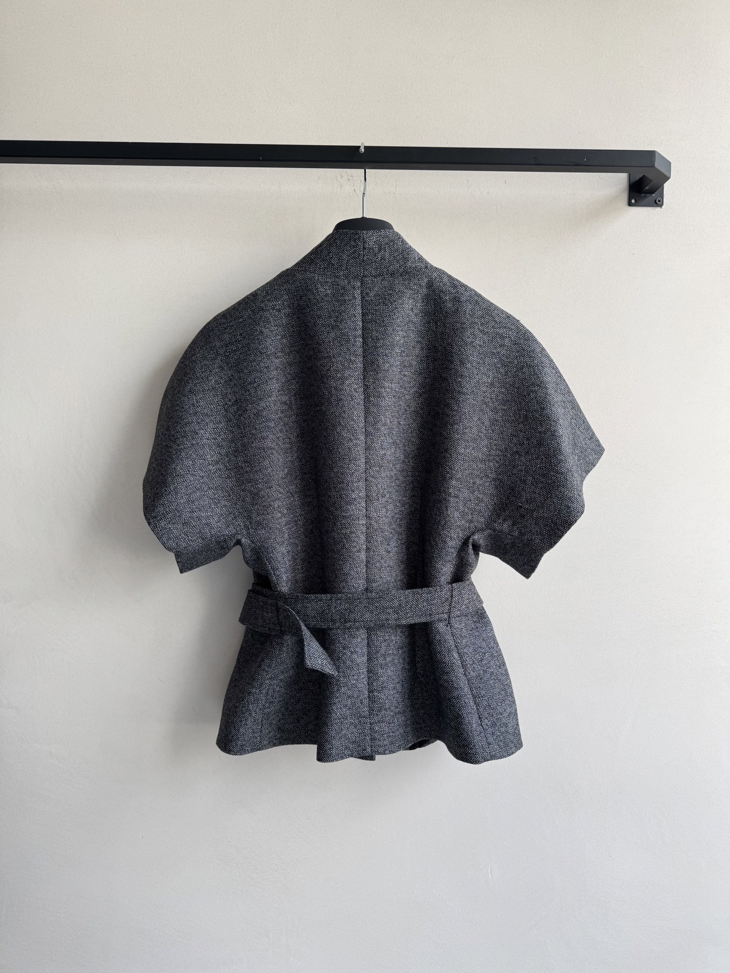 Dio*🆕小外套，丝毛面料，里衬真丝面料透气舒适，质感很显品质，简约的剪裁很显大气，佩戴腰带很时髦，上身