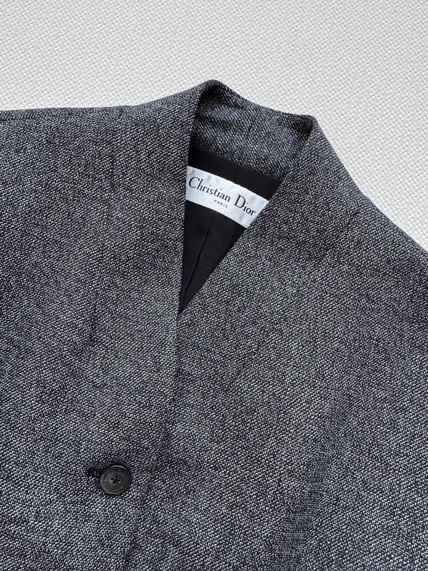 Dio*🆕小外套，丝毛面料，里衬真丝面料透气舒适，质感很显品质，简约的剪裁很显大气，佩戴腰带很时髦，上身