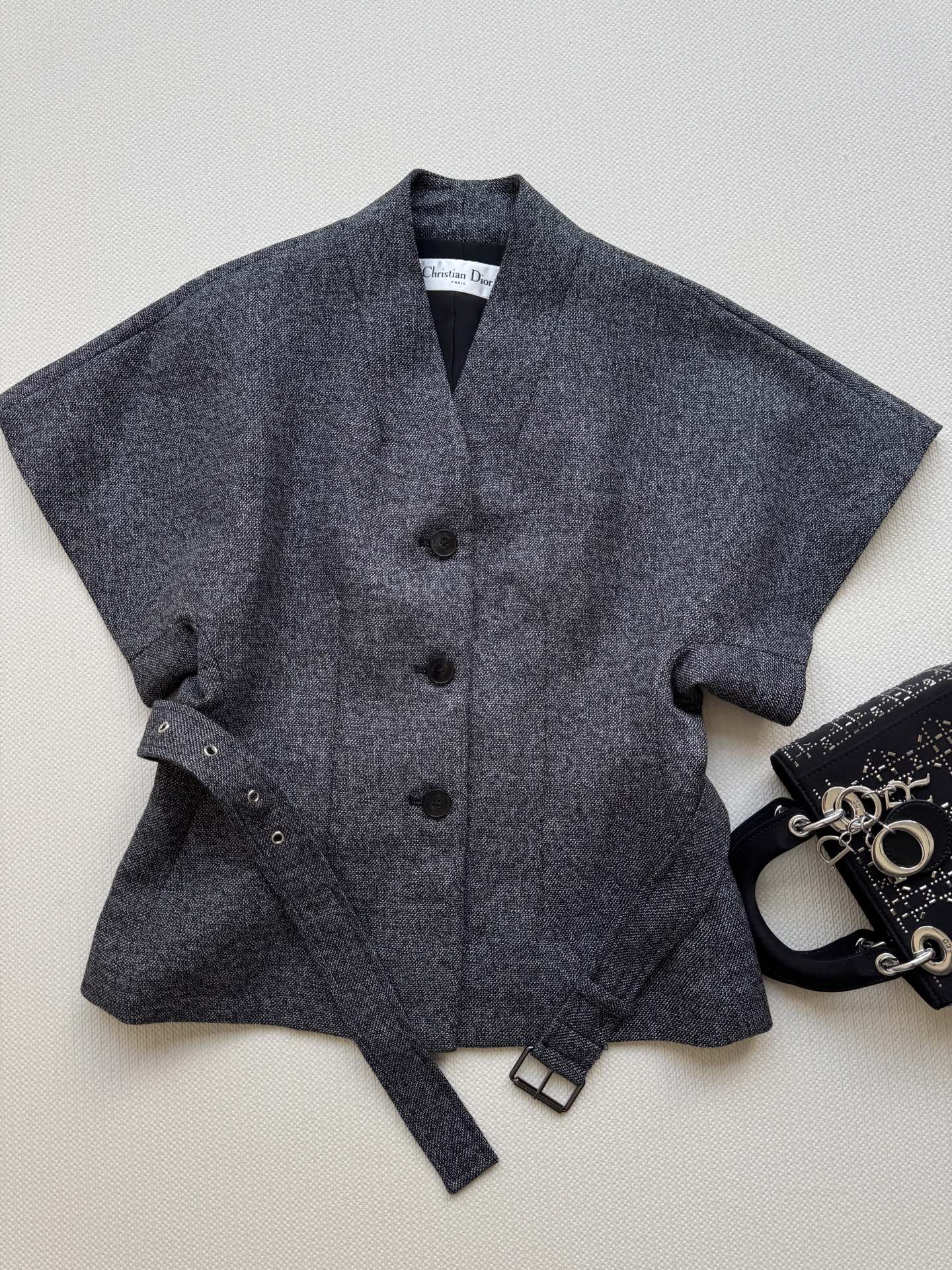Dio*🆕小外套，丝毛面料，里衬真丝面料透气舒适，质感很显品质，简约的剪裁很显大气，佩戴腰带很时髦，上身