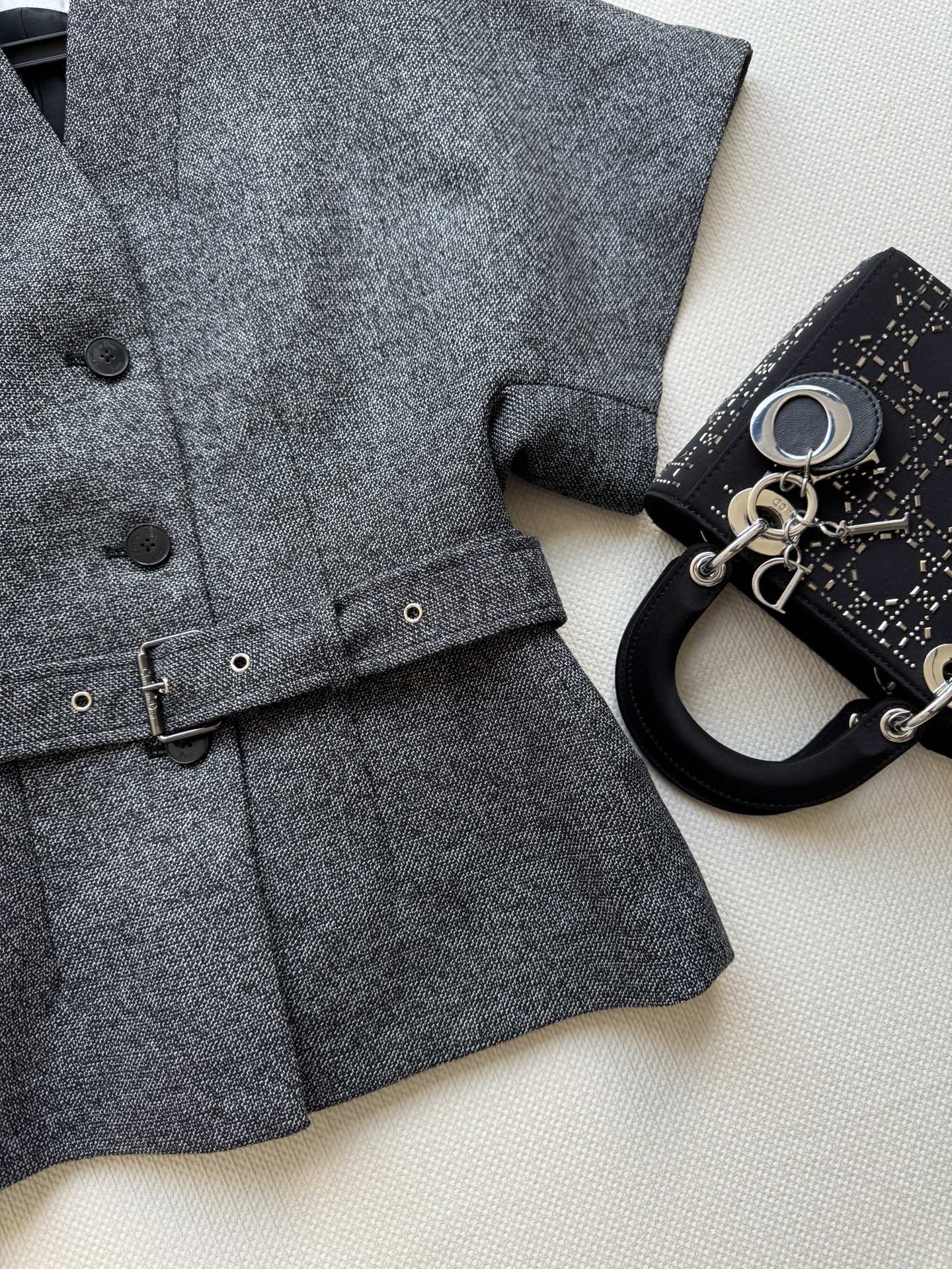 Dio*🆕小外套，丝毛面料，里衬真丝面料透气舒适，质感很显品质，简约的剪裁很显大气，佩戴腰带很时髦，上身