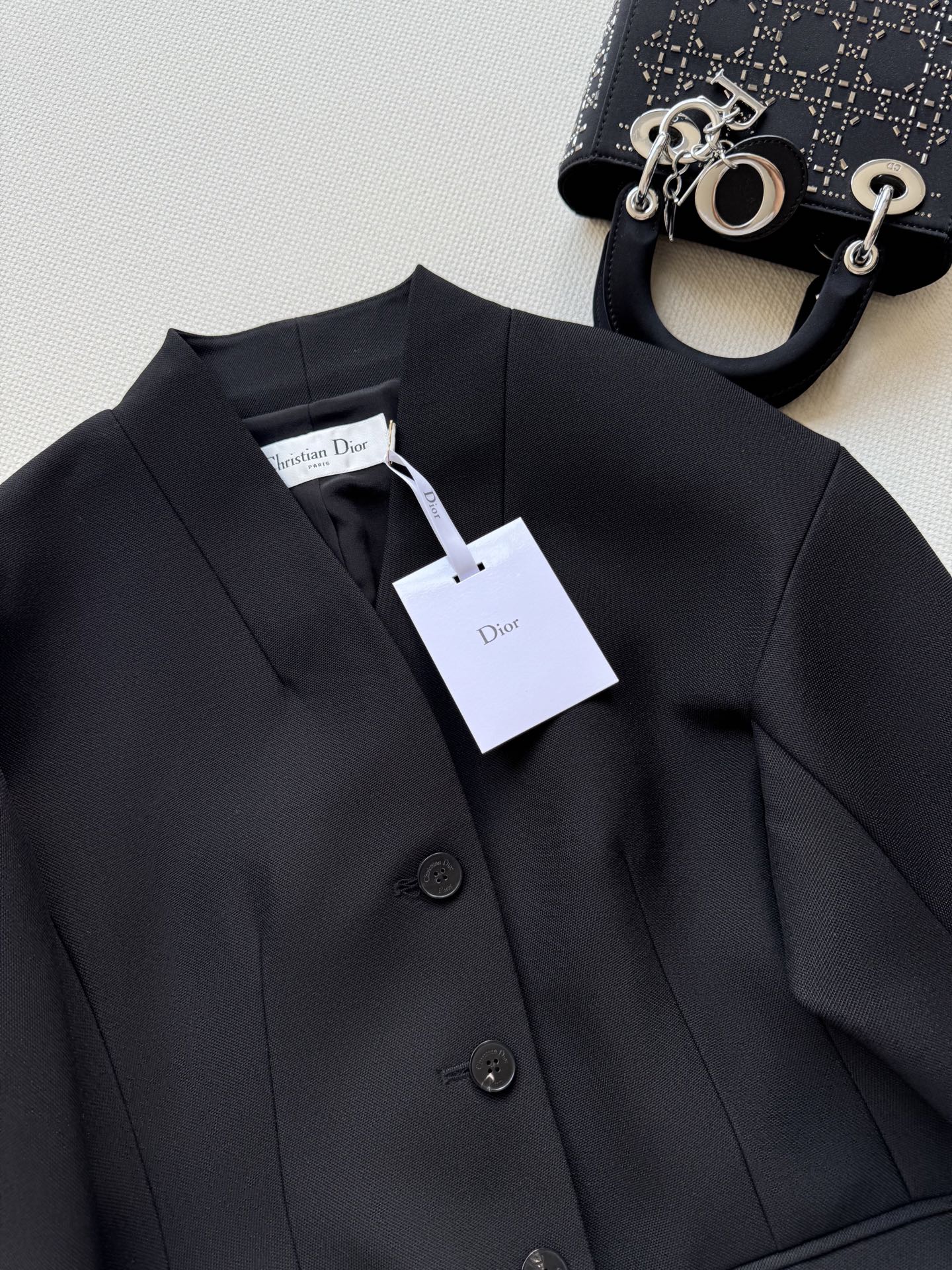 Dio*🆕小外套，丝毛面料，里衬真丝面料透气舒适，质感很显品质，简约的剪裁很显大气上身干净干练，超洋气的