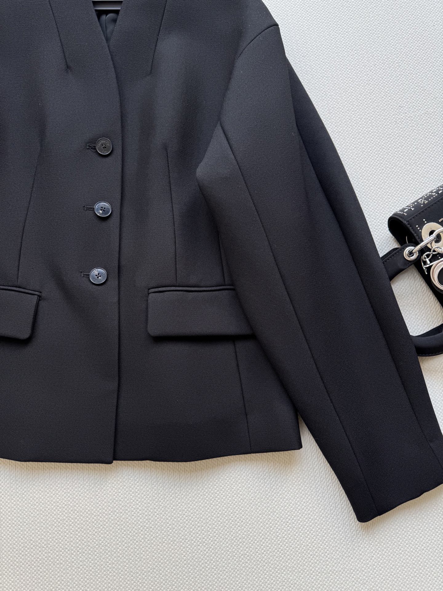 Dio*🆕小外套，丝毛面料，里衬真丝面料透气舒适，质感很显品质，简约的剪裁很显大气上身干净干练，超洋气的