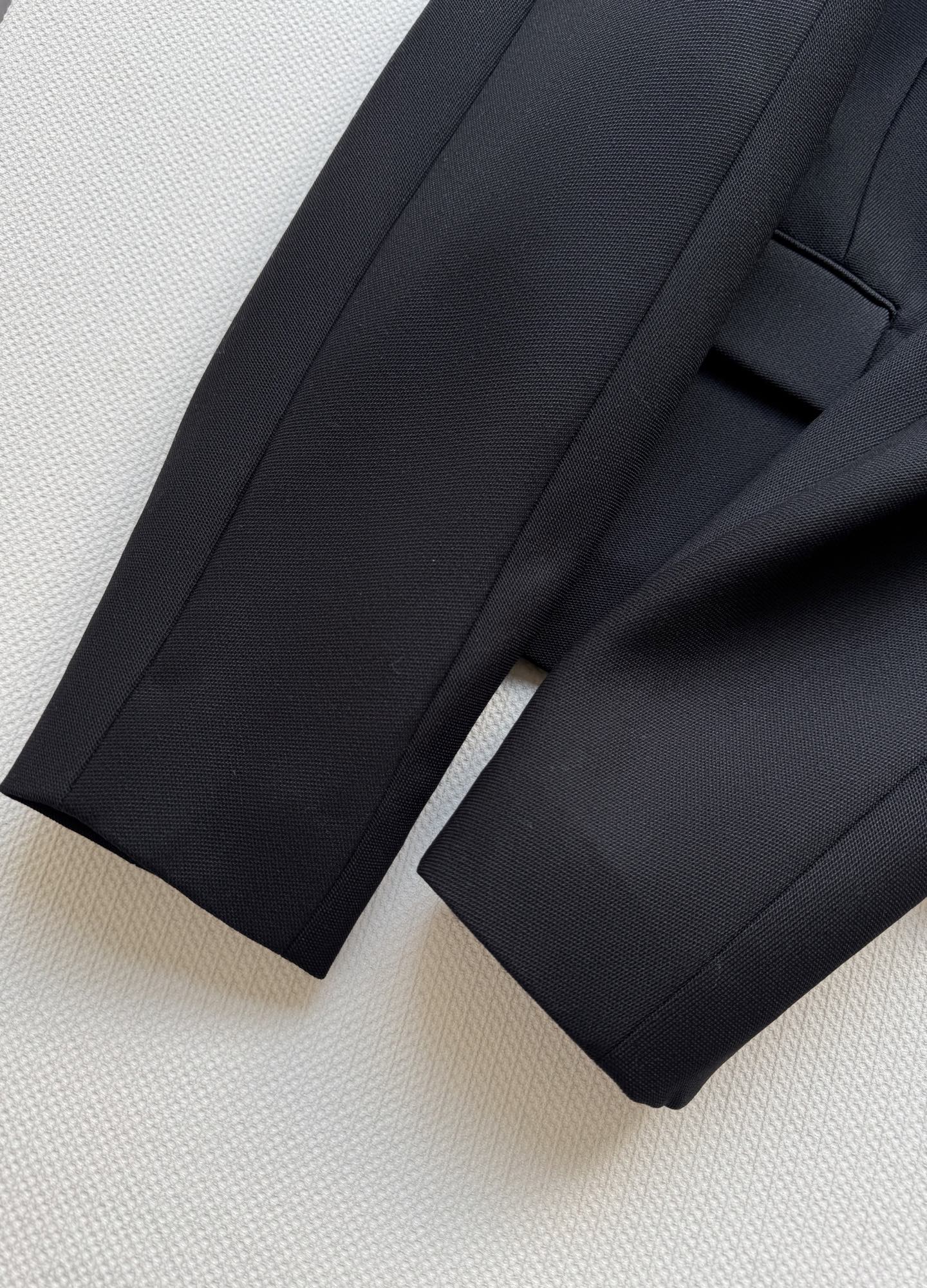 Dio*🆕小外套，丝毛面料，里衬真丝面料透气舒适，质感很显品质，简约的剪裁很显大气上身干净干练，超洋气的