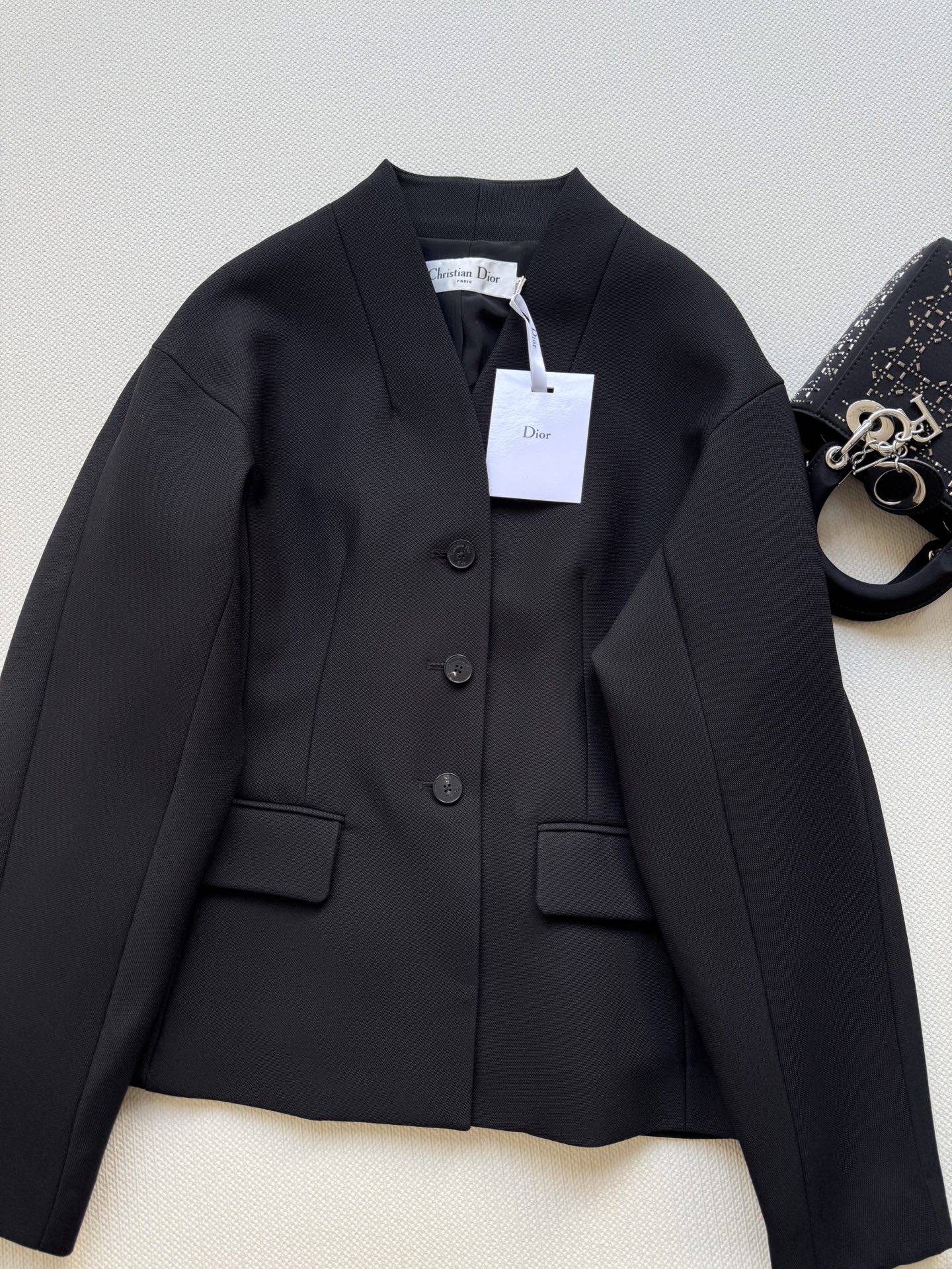 Dio*🆕小外套，丝毛面料，里衬真丝面料透气舒适，质感很显品质，简约的剪裁很显大气上身干净干练，超洋气的