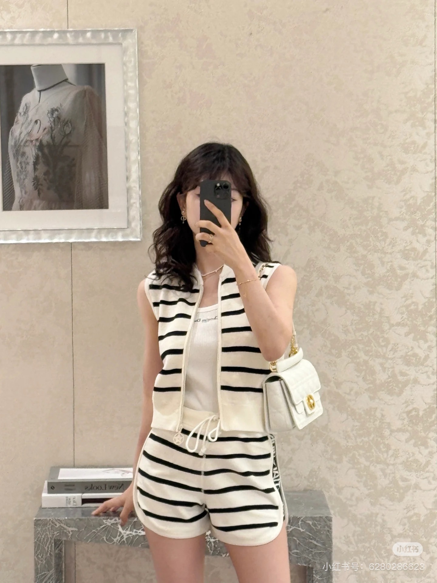 A pair of shorts - 图片 5