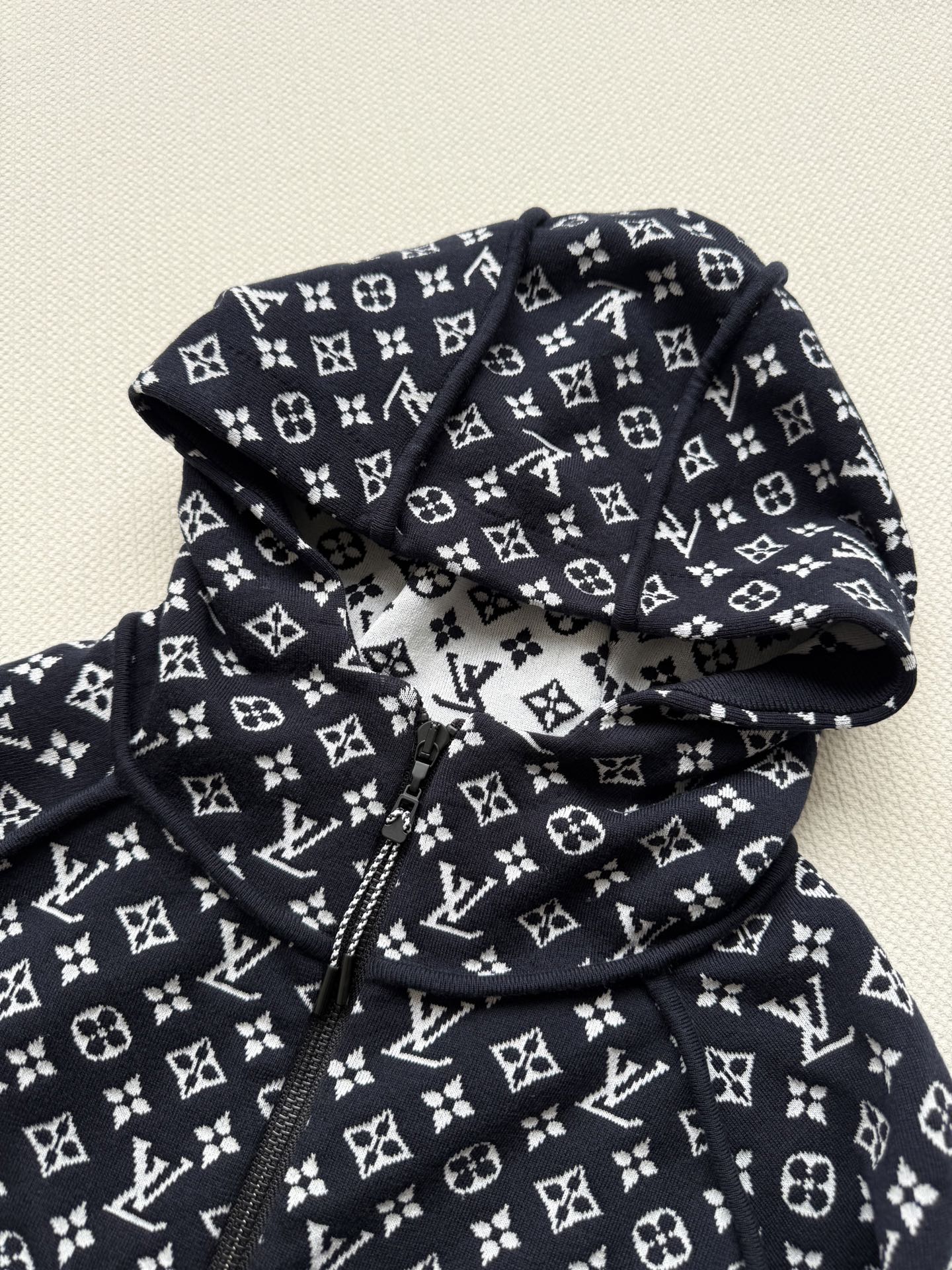 LouisVuitto*🆕这次运动系列最备受注目的莫过于以网球为灵感的单品，以时尚、现代的感性重新定义了