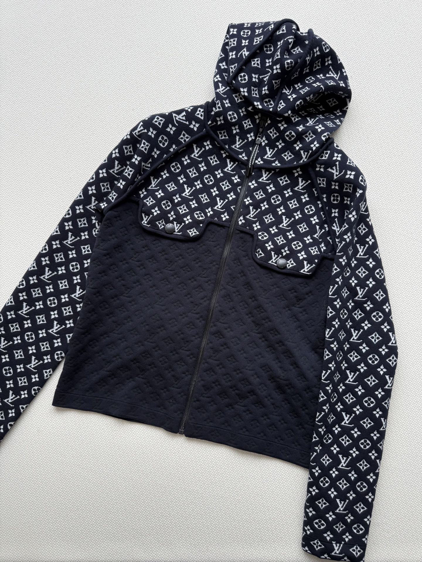 LouisVuitto*🆕这次运动系列最备受注目的莫过于以网球为灵感的单品，以时尚、现代的感性重新定义了