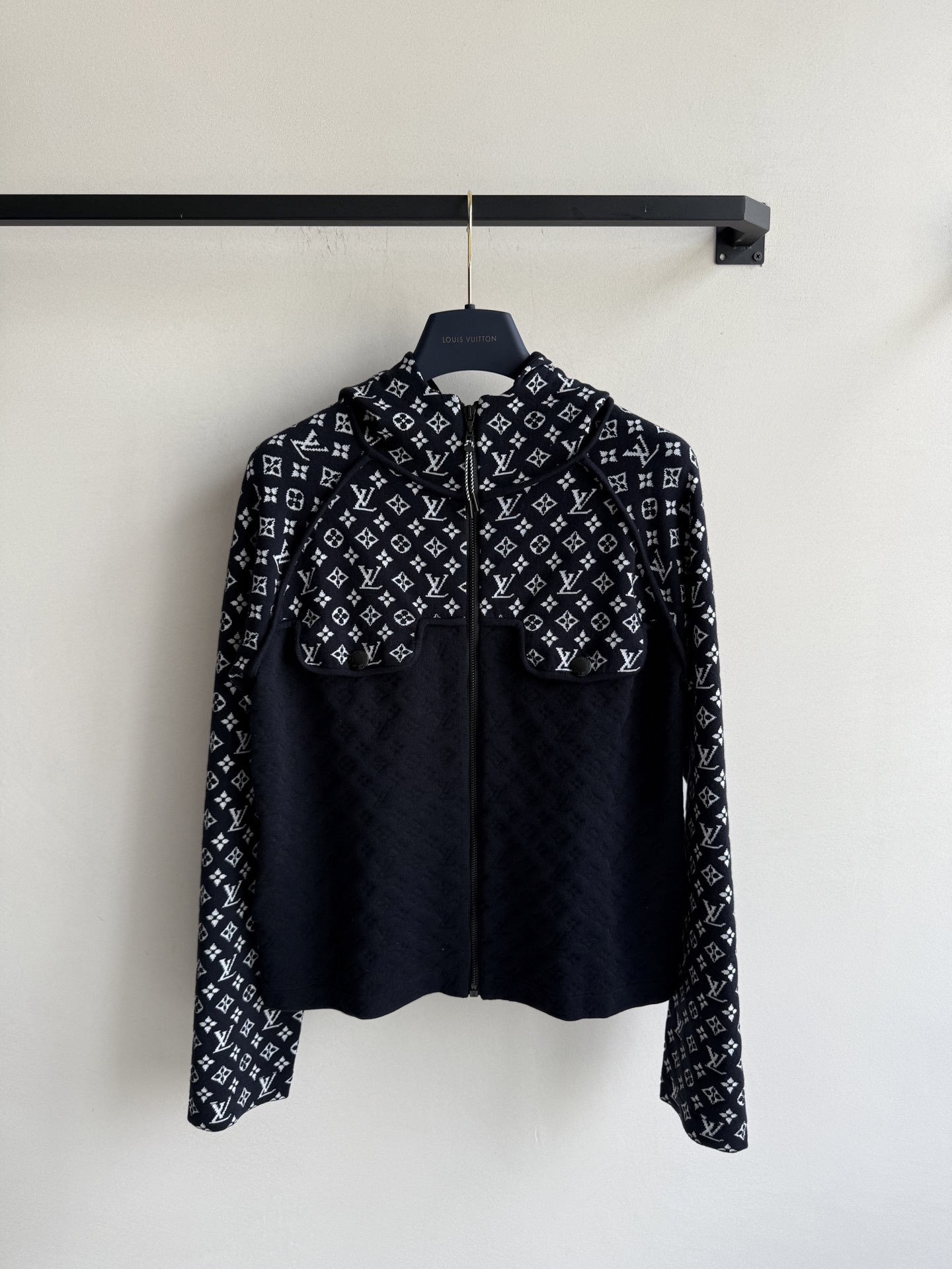 LouisVuitto*🆕这次运动系列最备受注目的莫过于以网球为灵感的单品，以时尚、现代的感性重新定义了