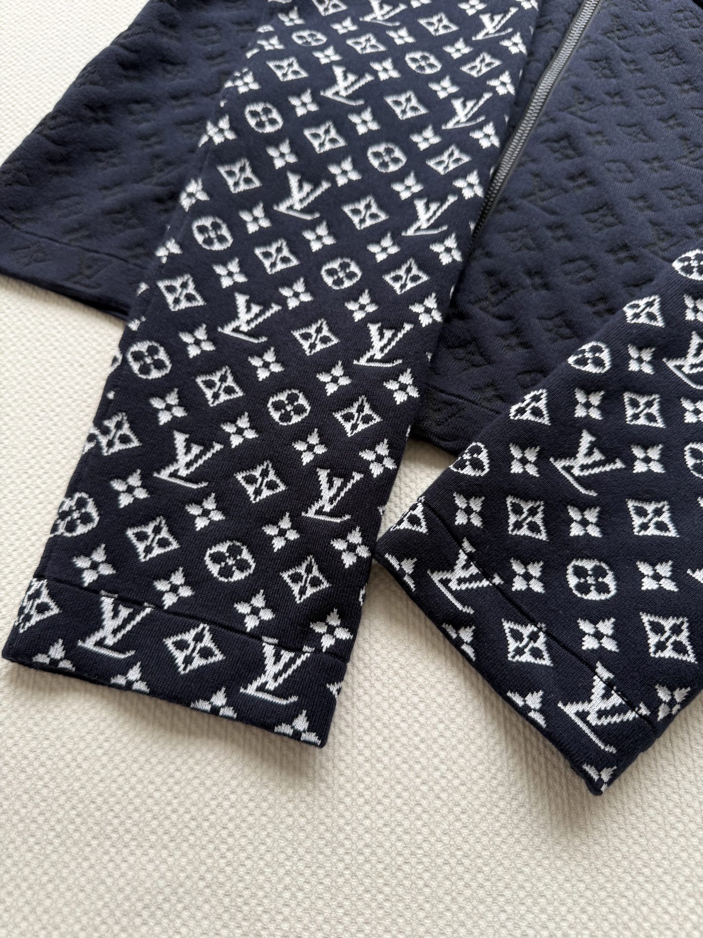 LouisVuitto*🆕这次运动系列最备受注目的莫过于以网球为灵感的单品，以时尚、现代的感性重新定义了