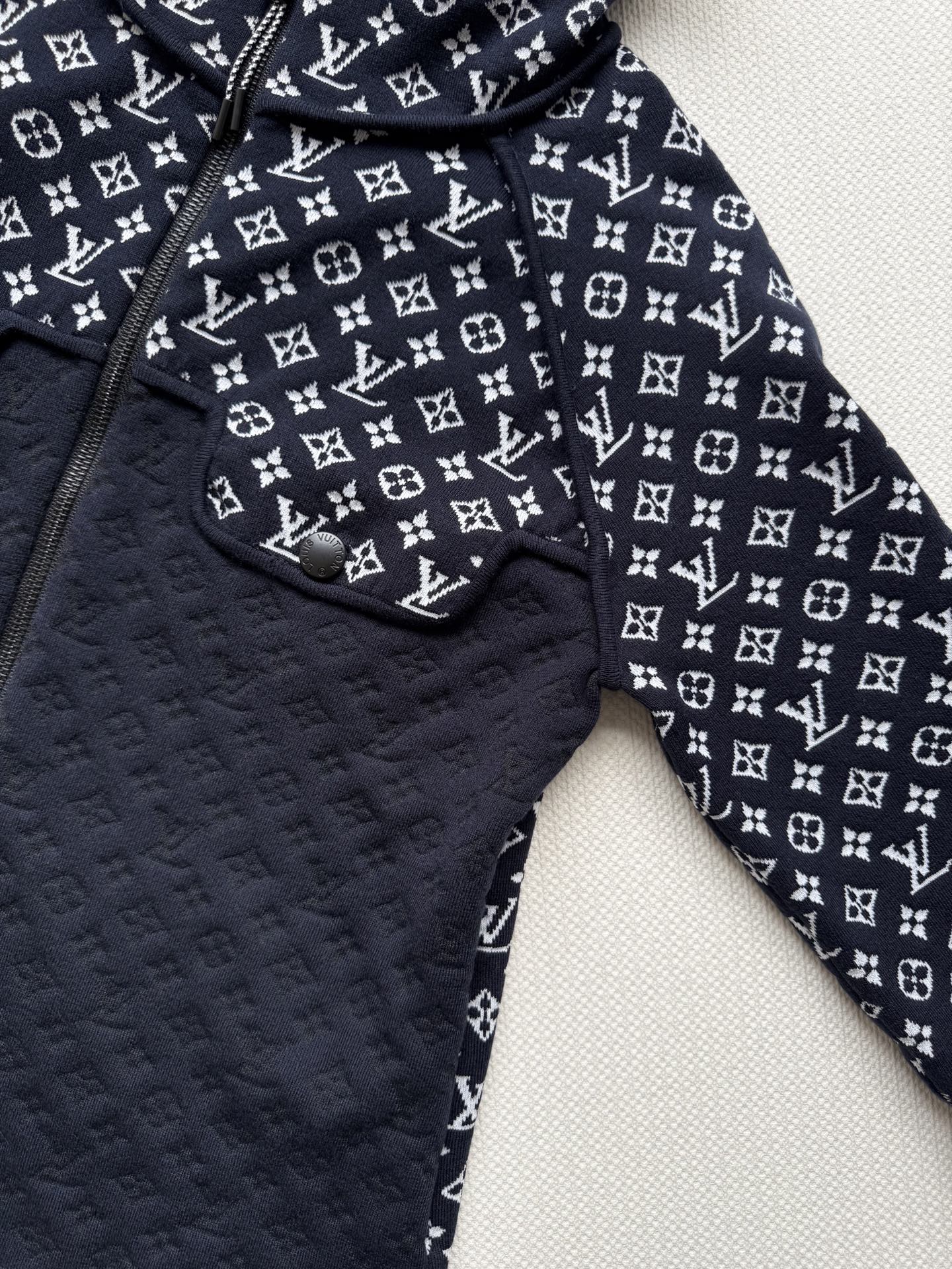 LouisVuitto*🆕这次运动系列最备受注目的莫过于以网球为灵感的单品，以时尚、现代的感性重新定义了