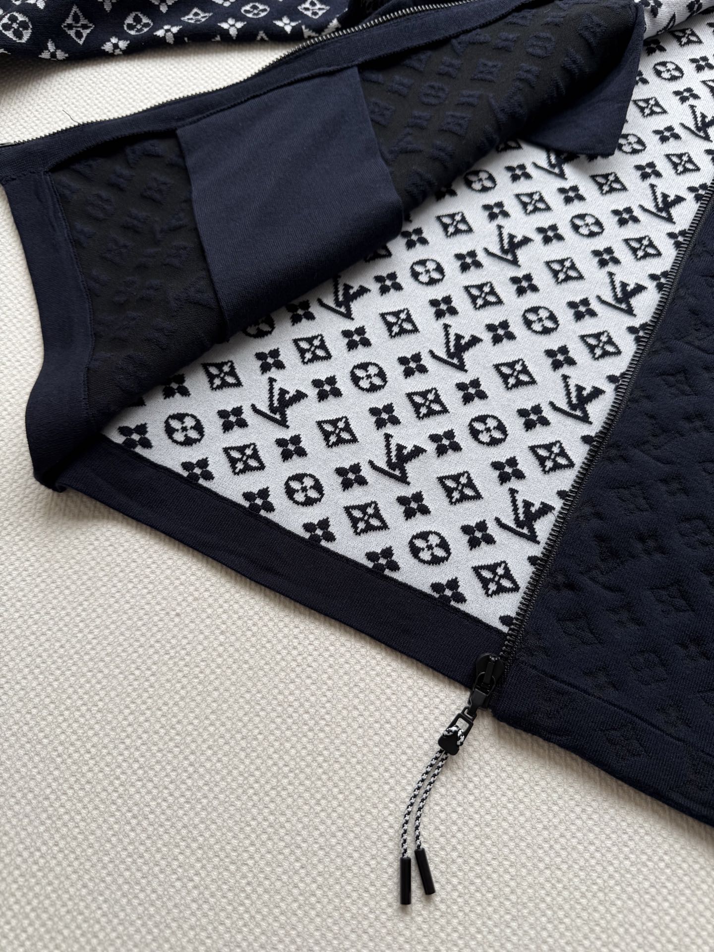 LouisVuitto*🆕这次运动系列最备受注目的莫过于以网球为灵感的单品，以时尚、现代的感性重新定义了