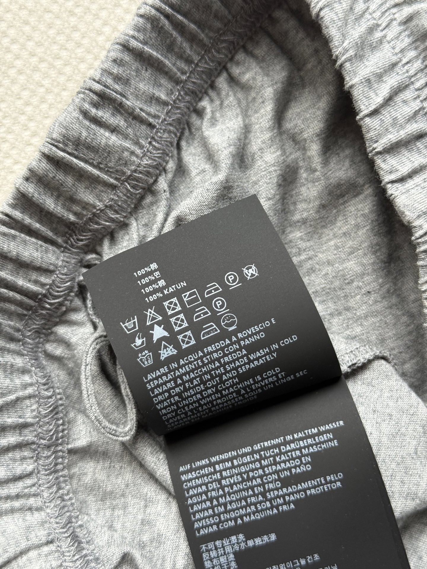Miumi*🆕25Fw早秋新款 微标刺绣棉质中裤 原版开发！高版出品！灰色棉质丝棉面料 饰有品牌标识刺绣