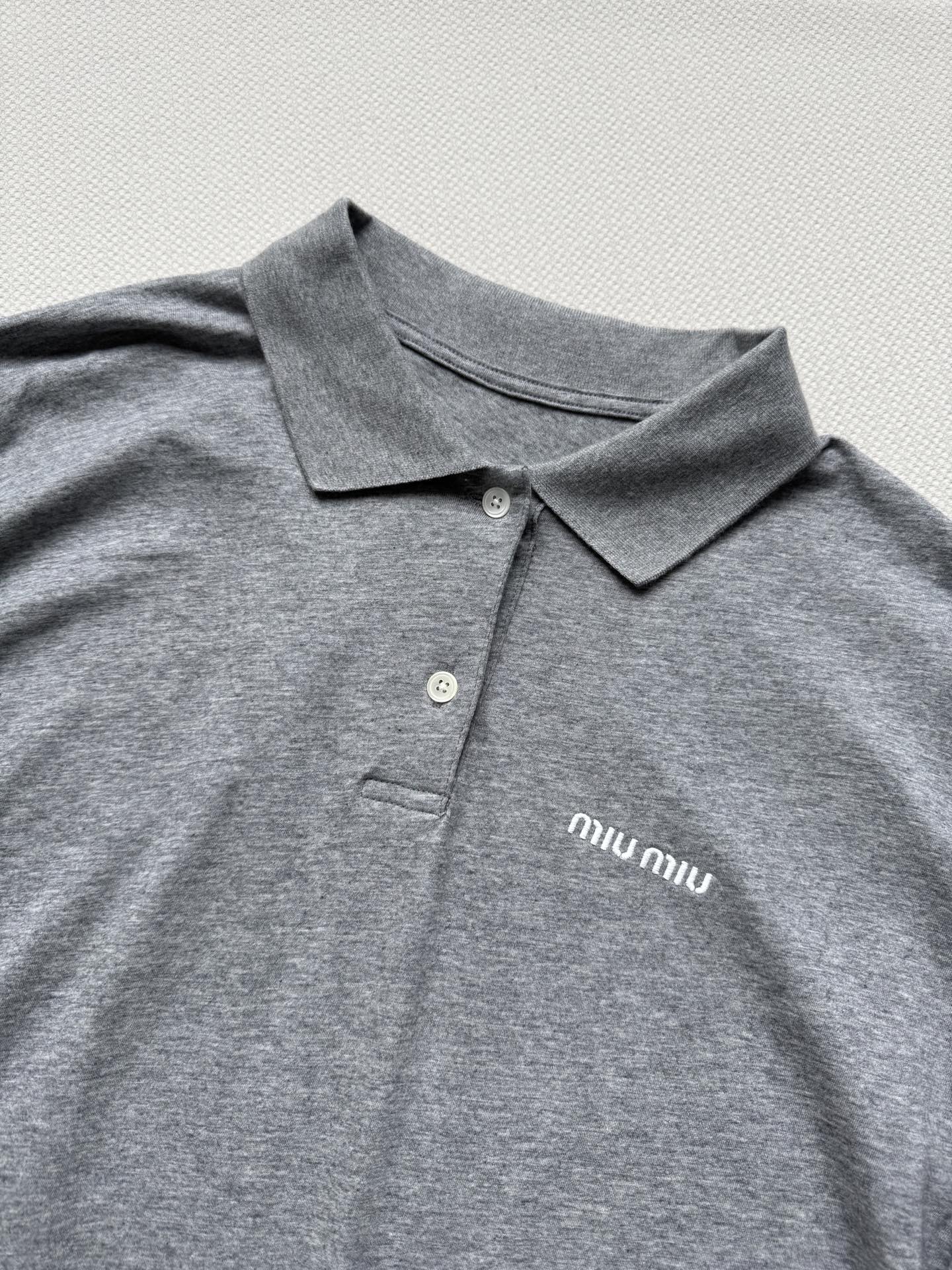 Miumi* 25Fw早秋新款 微标刺绣棉质长袖polo衫原版开发！高版出品！灰色棉质丝棉面料 饰有品牌