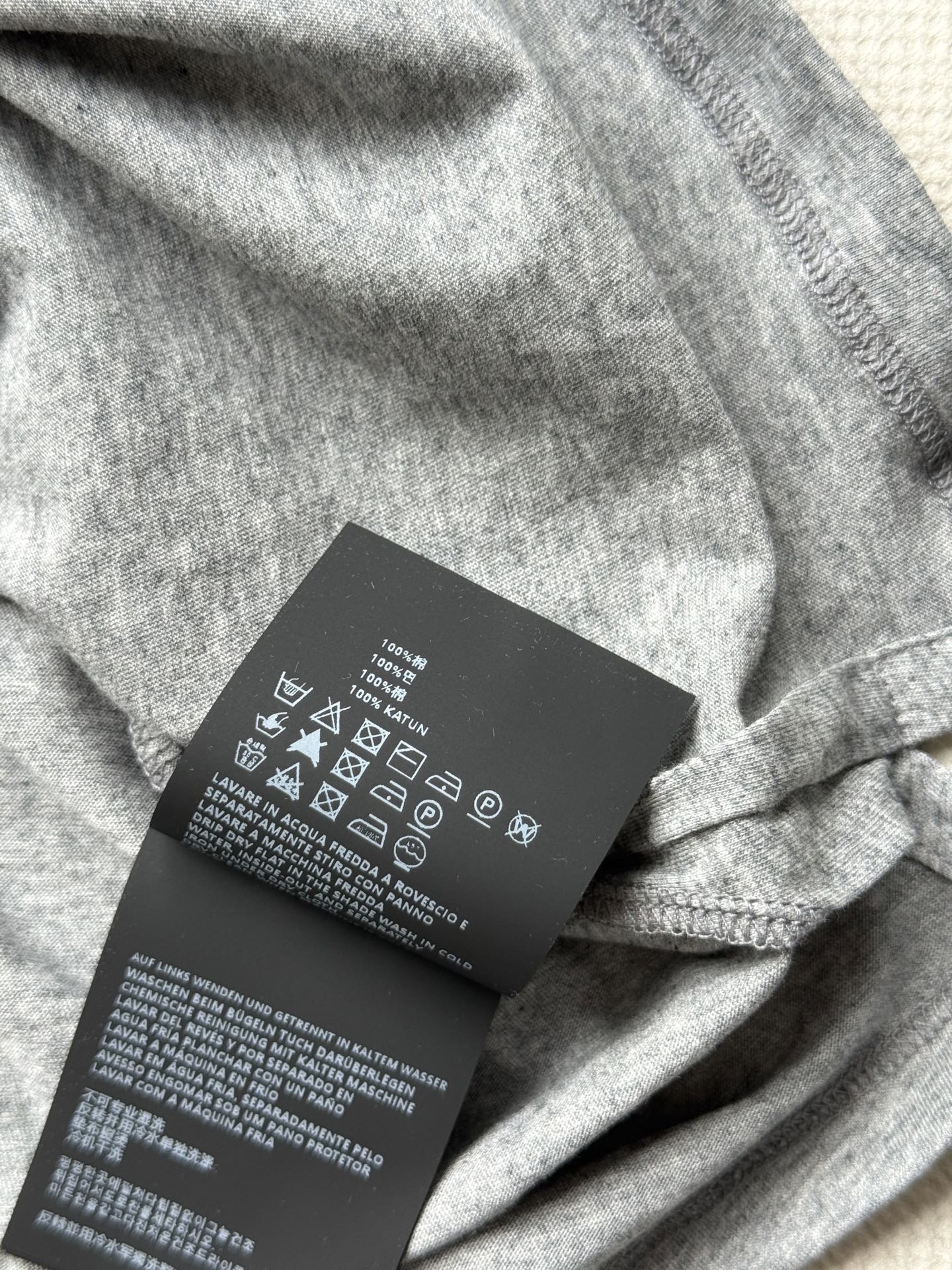 Miumi* 25Fw早秋新款 微标刺绣棉质长袖polo衫原版开发！高版出品！灰色棉质丝棉面料 饰有品牌
