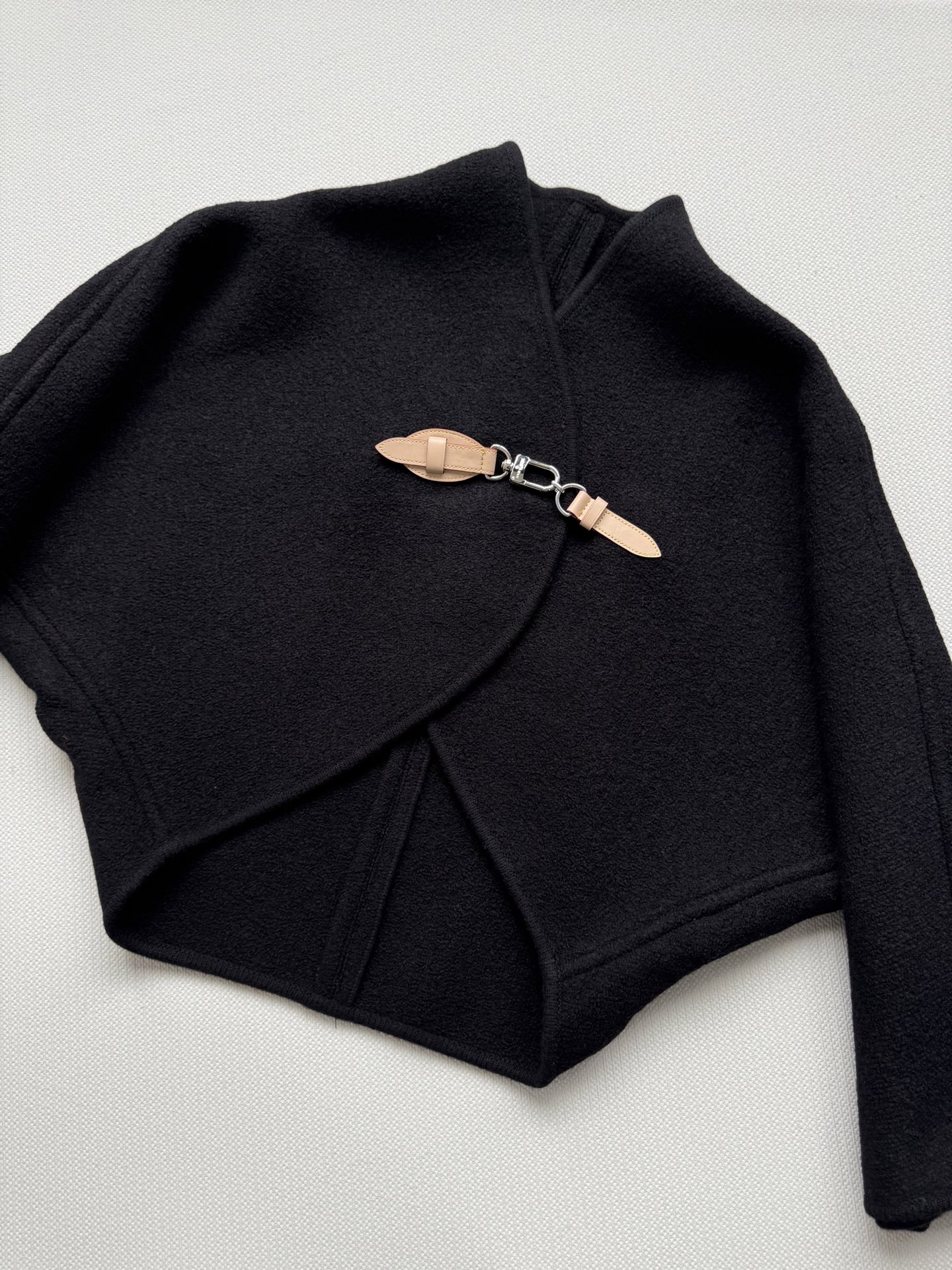 LouisVuitto*🆕新款斗篷外套，100%棉羊毛面➕真皮扣，中式禅意，低调高级感满满💞2⃣️色ＳＭ