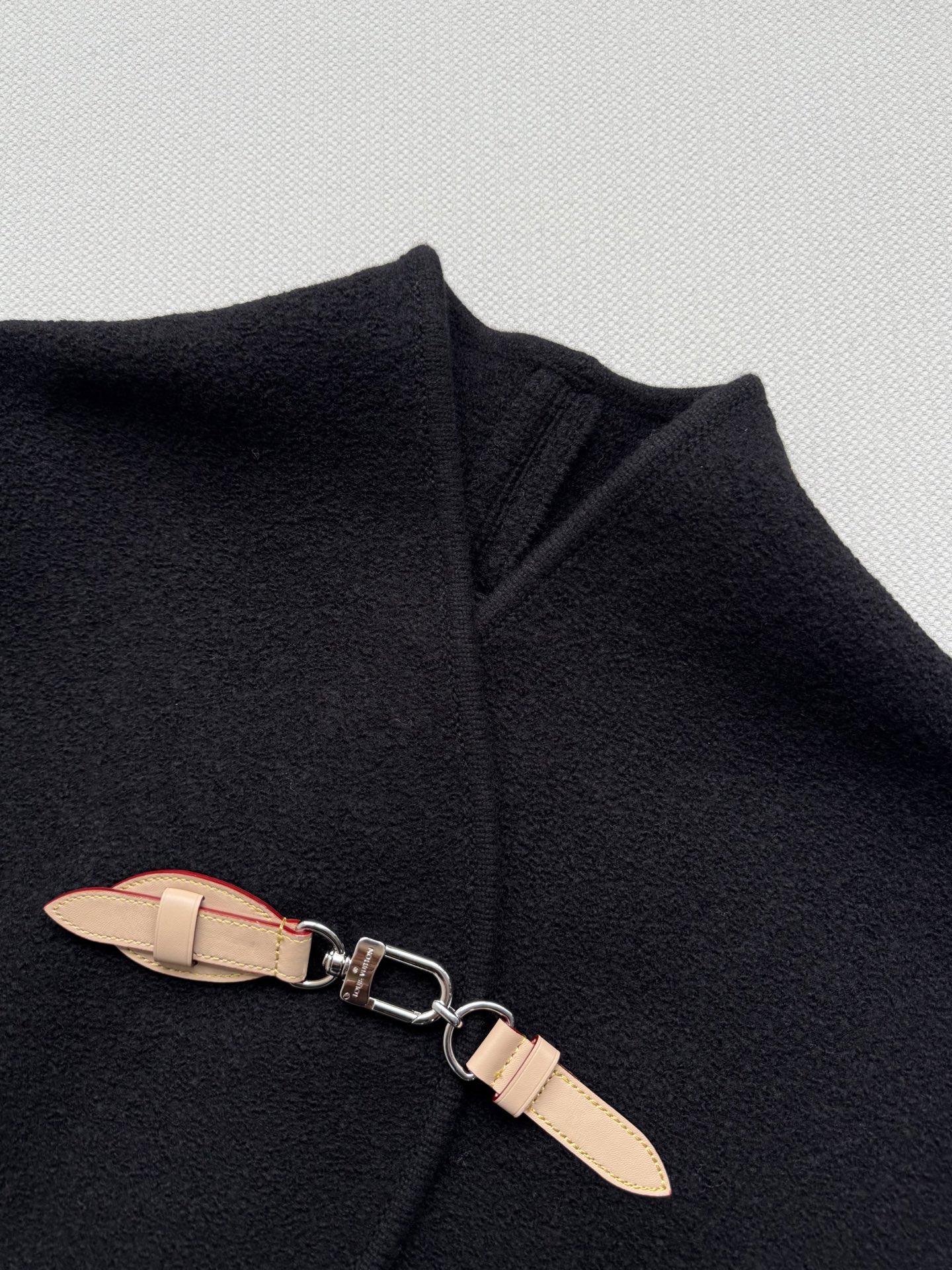 LouisVuitto*🆕新款斗篷外套，100%棉羊毛面➕真皮扣，中式禅意，低调高级感满满💞2⃣️色ＳＭ