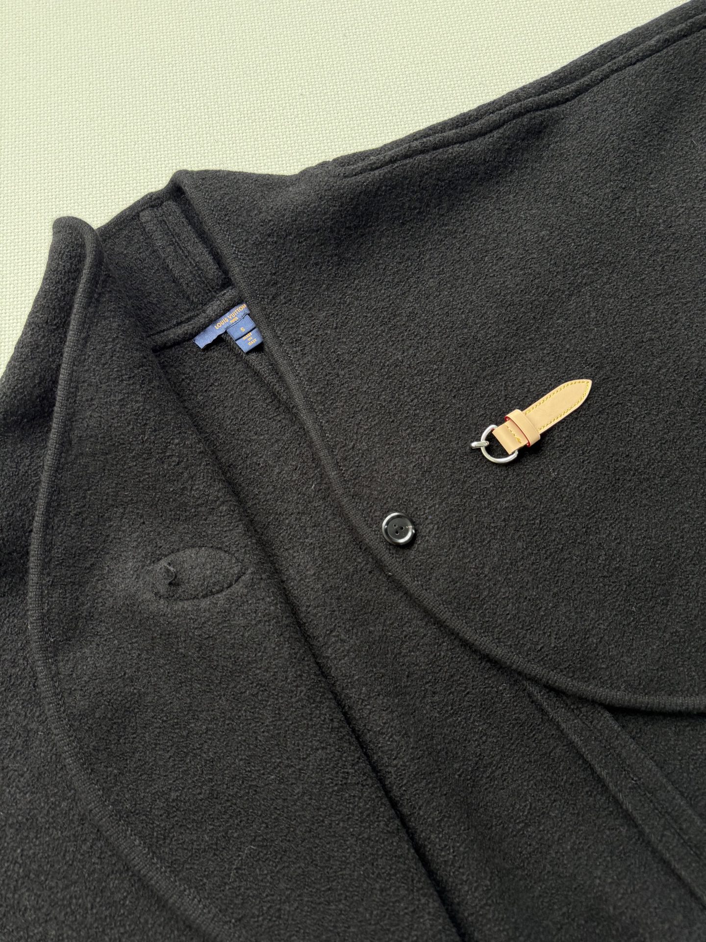 LouisVuitto*🆕新款斗篷外套，100%棉羊毛面➕真皮扣，中式禅意，低调高级感满满💞2⃣️色ＳＭ