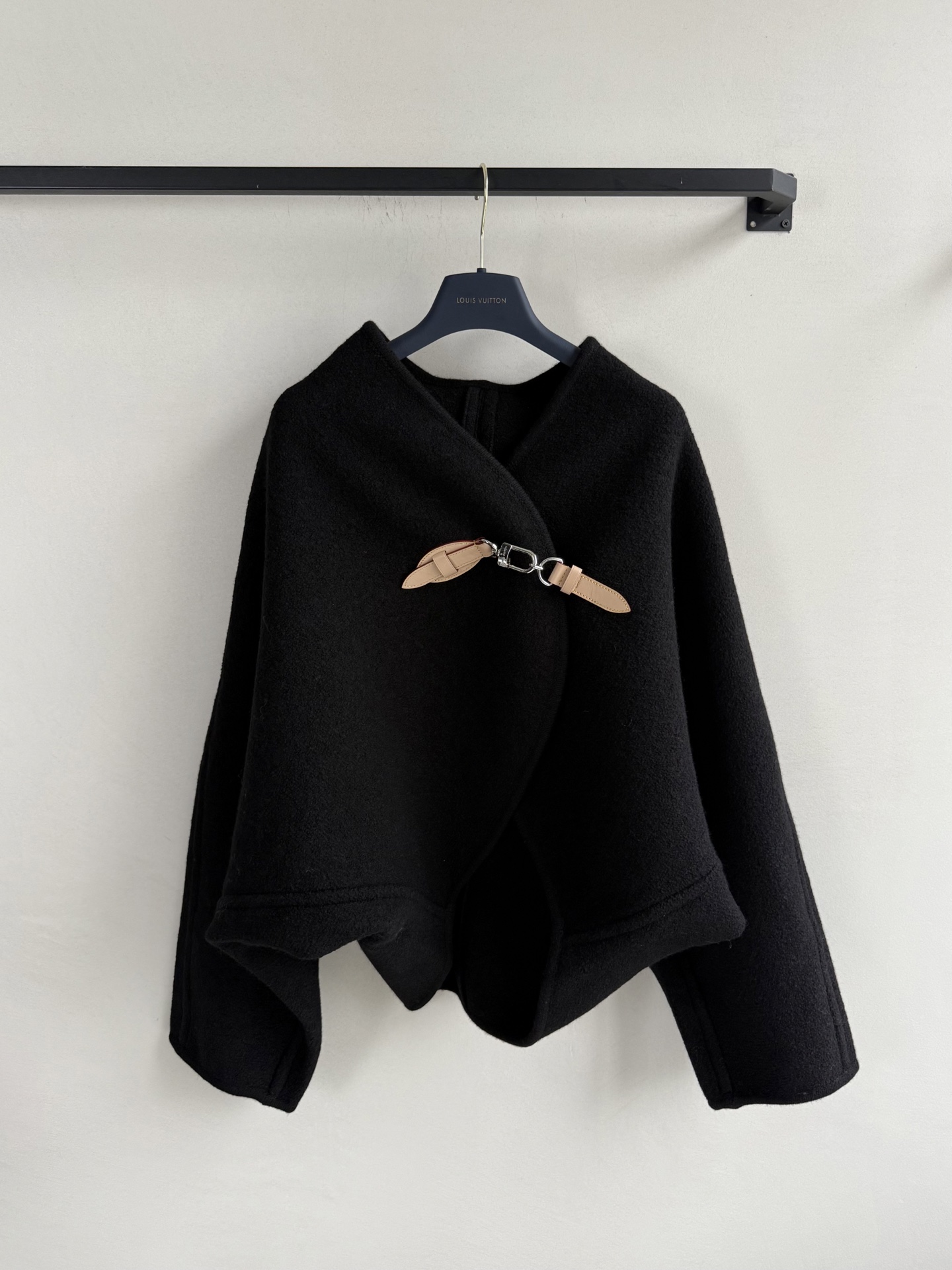 LouisVuitto*🆕新款斗篷外套，100%棉羊毛面➕真皮扣，中式禅意，低调高级感满满💞2⃣️色ＳＭ