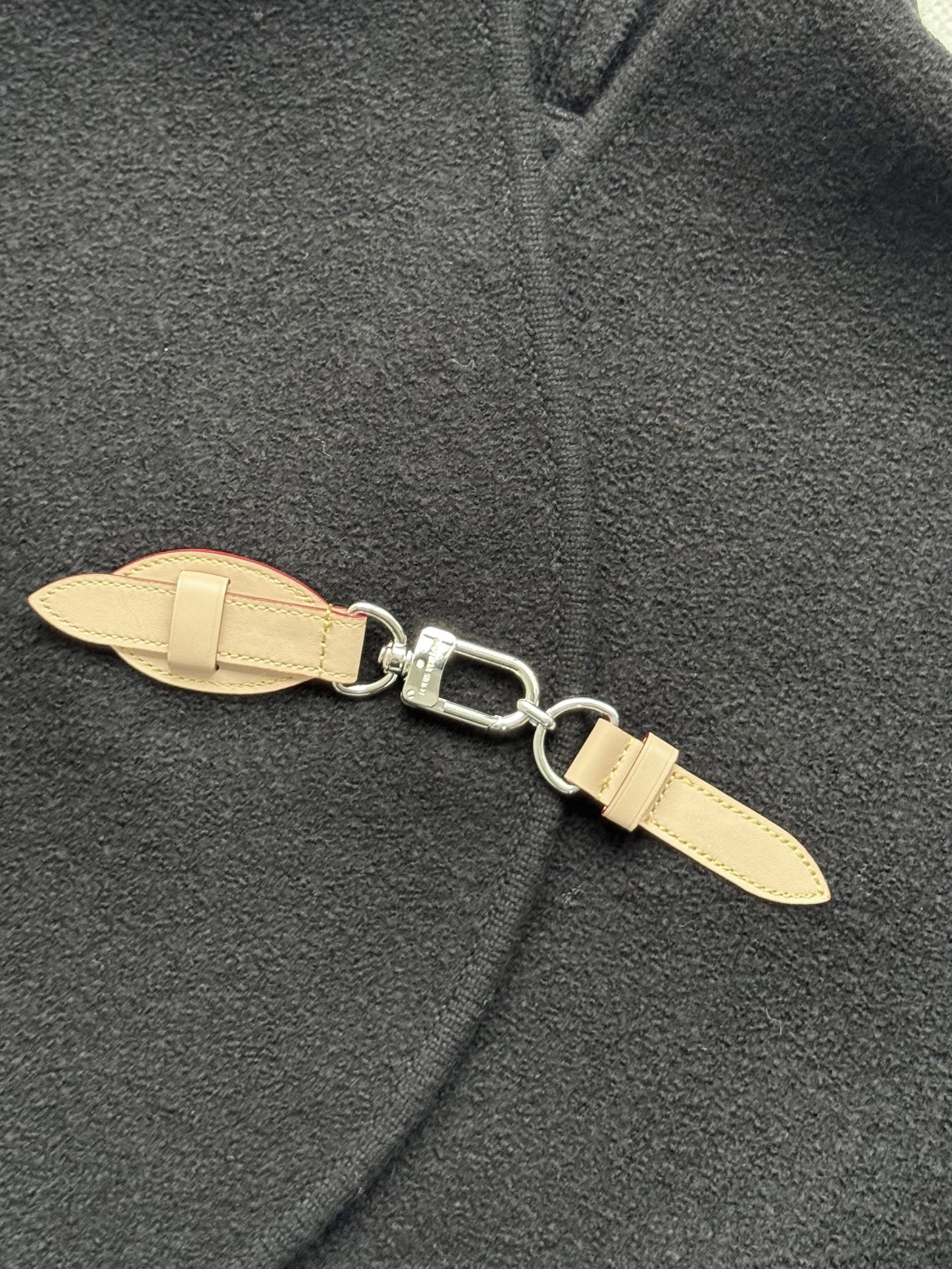 LouisVuitto*🆕新款斗篷外套，100%棉羊毛面➕真皮扣，中式禅意，低调高级感满满💞2⃣️色ＳＭ