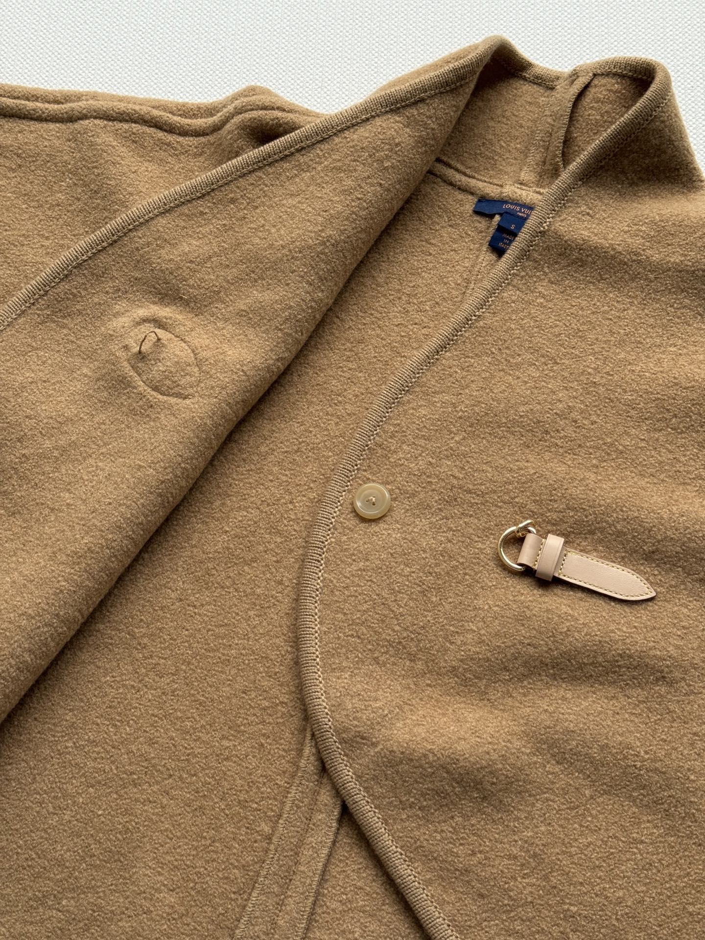 LouisVuitto*🆕新款斗篷外套，100%棉羊毛面➕真皮扣，中式禅意，低调高级感满满💞2⃣️色ＳＭ