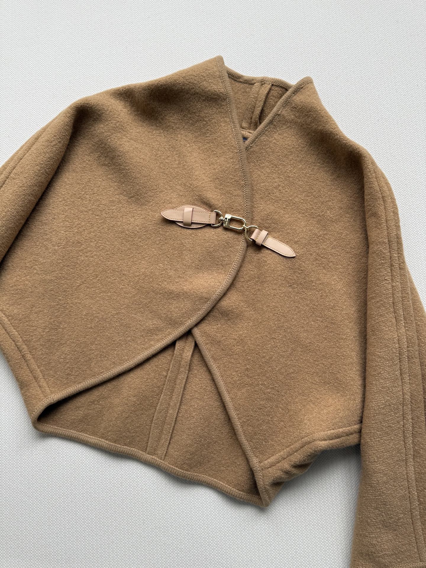 LouisVuitto*🆕新款斗篷外套，100%棉羊毛面➕真皮扣，中式禅意，低调高级感满满💞2⃣️色ＳＭ