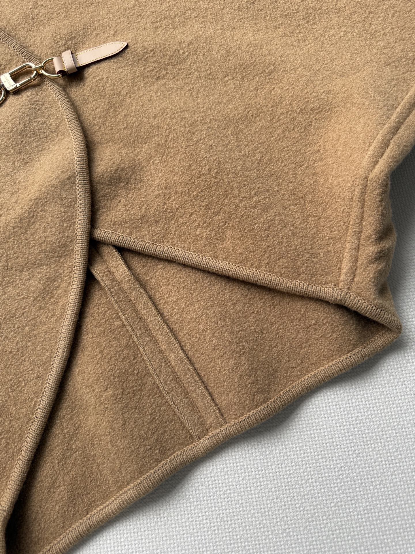 LouisVuitto*🆕新款斗篷外套，100%棉羊毛面➕真皮扣，中式禅意，低调高级感满满💞2⃣️色ＳＭ