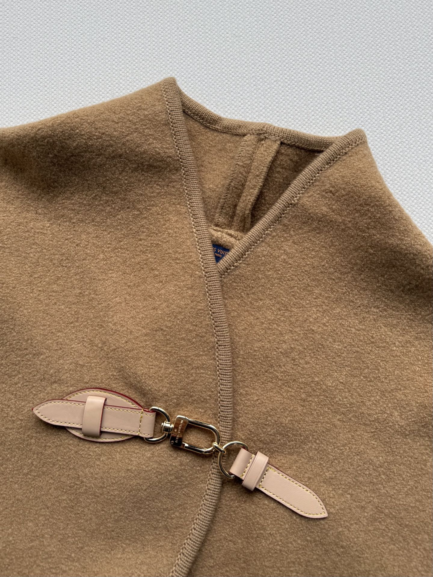 LouisVuitto*🆕新款斗篷外套，100%棉羊毛面➕真皮扣，中式禅意，低调高级感满满💞2⃣️色ＳＭ