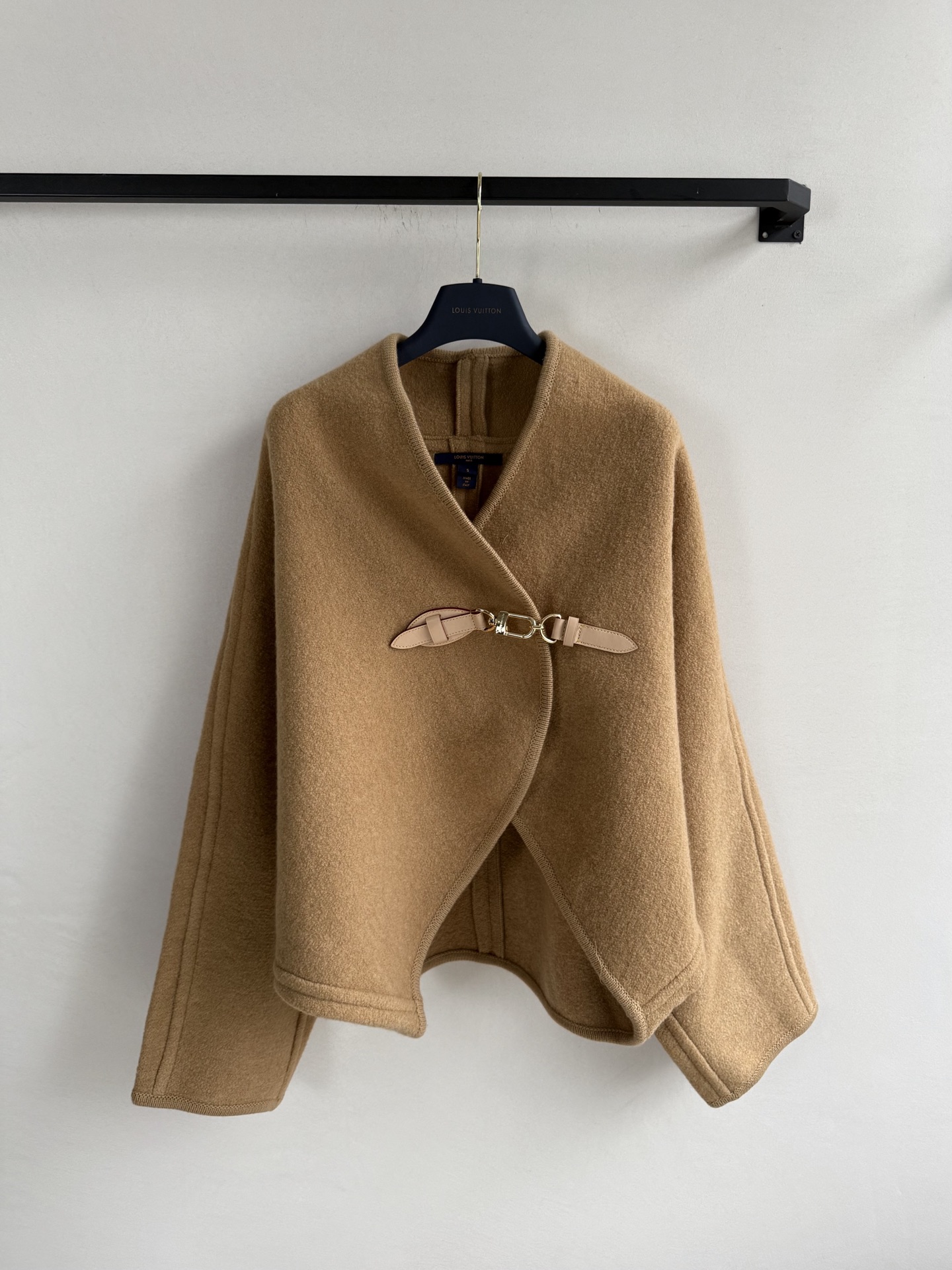 LouisVuitto*🆕新款斗篷外套，100%棉羊毛面➕真皮扣，中式禅意，低调高级感满满💞2⃣️色ＳＭ