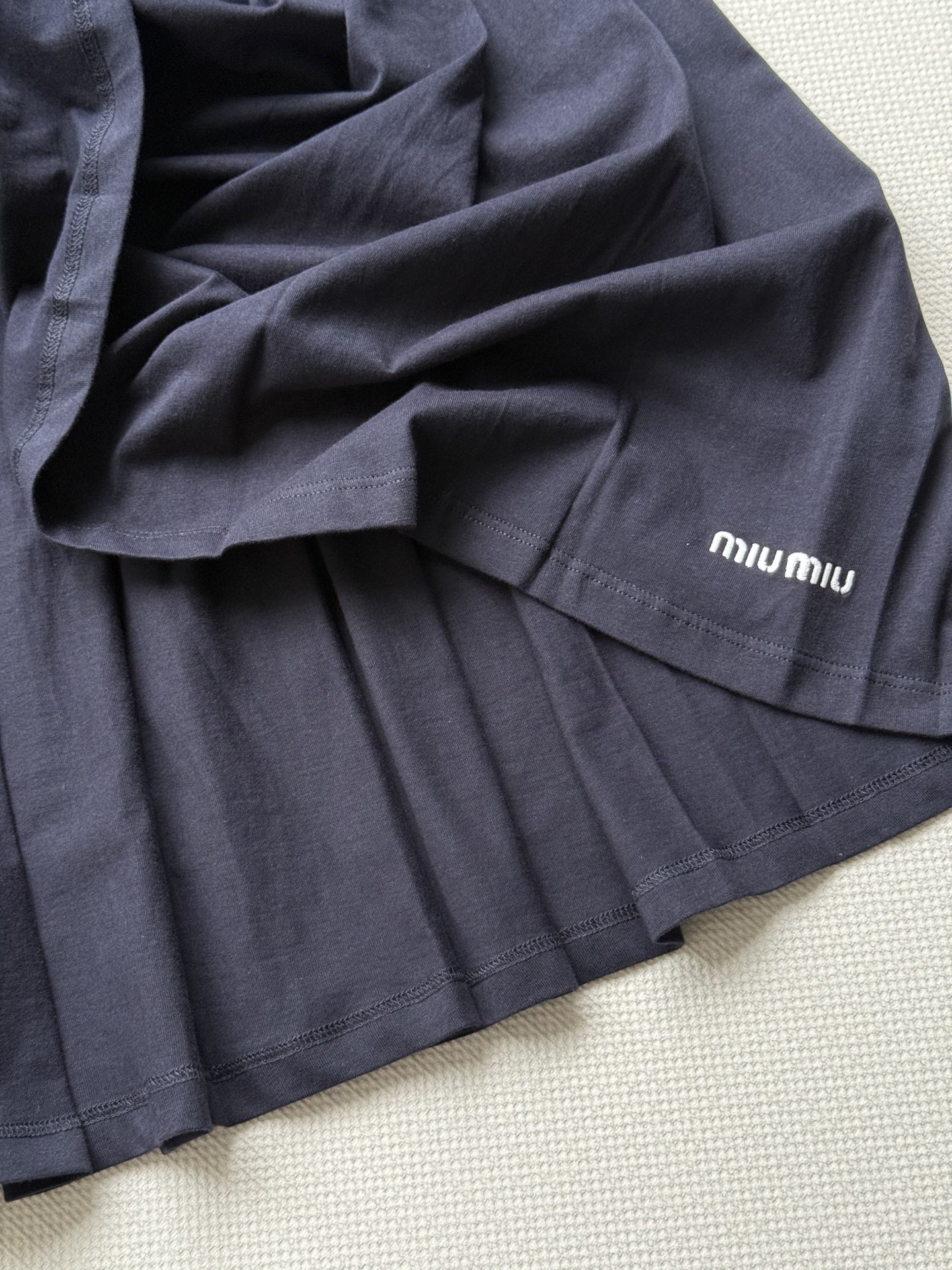Miumi*25FW早秋新款抽绳绑带刺绣字母百褶中裙| 原版开发!高版出品!定制100%棉材质，一条裙子