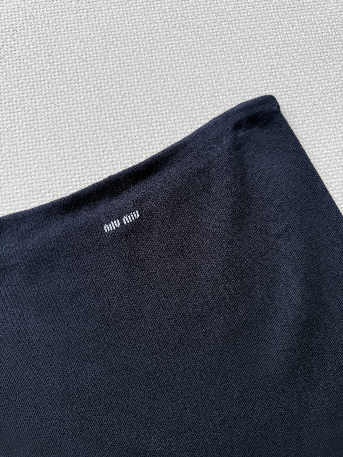 Miumi* 25款 经典微标针织抹胸上衣。原版开发！高版出品！区别市面版本，超显瘦小蛮腰 真的泰酷辣！