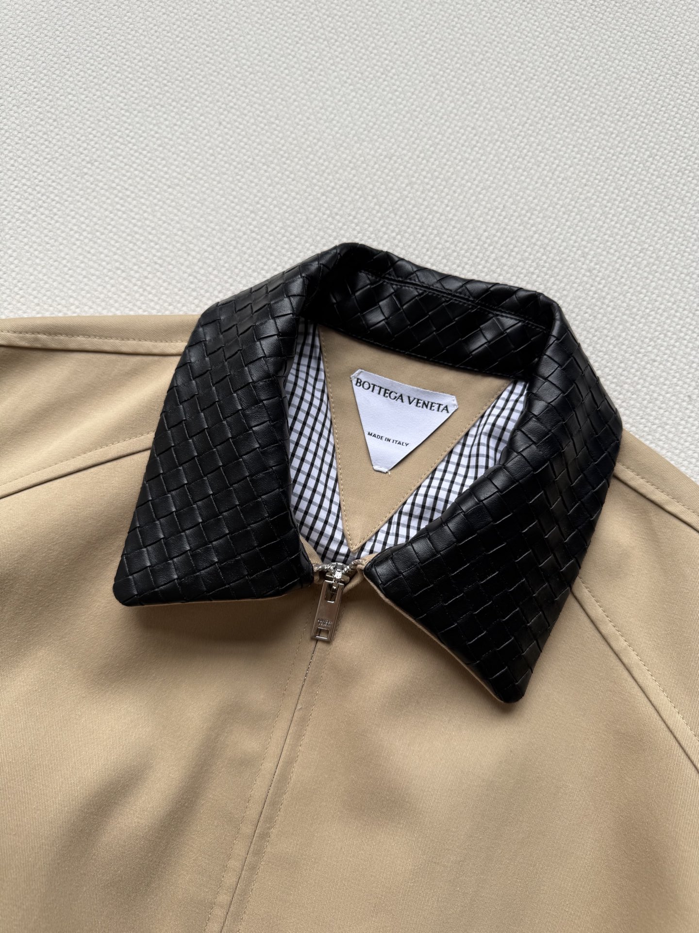 BottegaVeneta🆕秋冬新款，BV夹克外套誰穿誰喜歡😘反正我穿上是愛了 內裡格子花紋細節成功打動