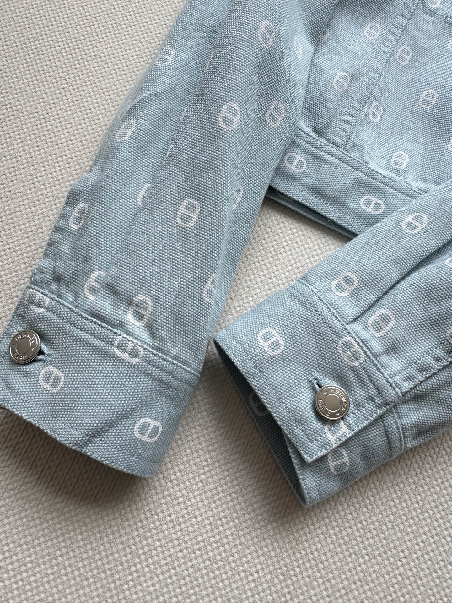 Hermé*🆕新款，早秋新款牛仔外套，好清新的冰蓝色💙设计，版型是小个子的天菜🥳ＳＭＬ.