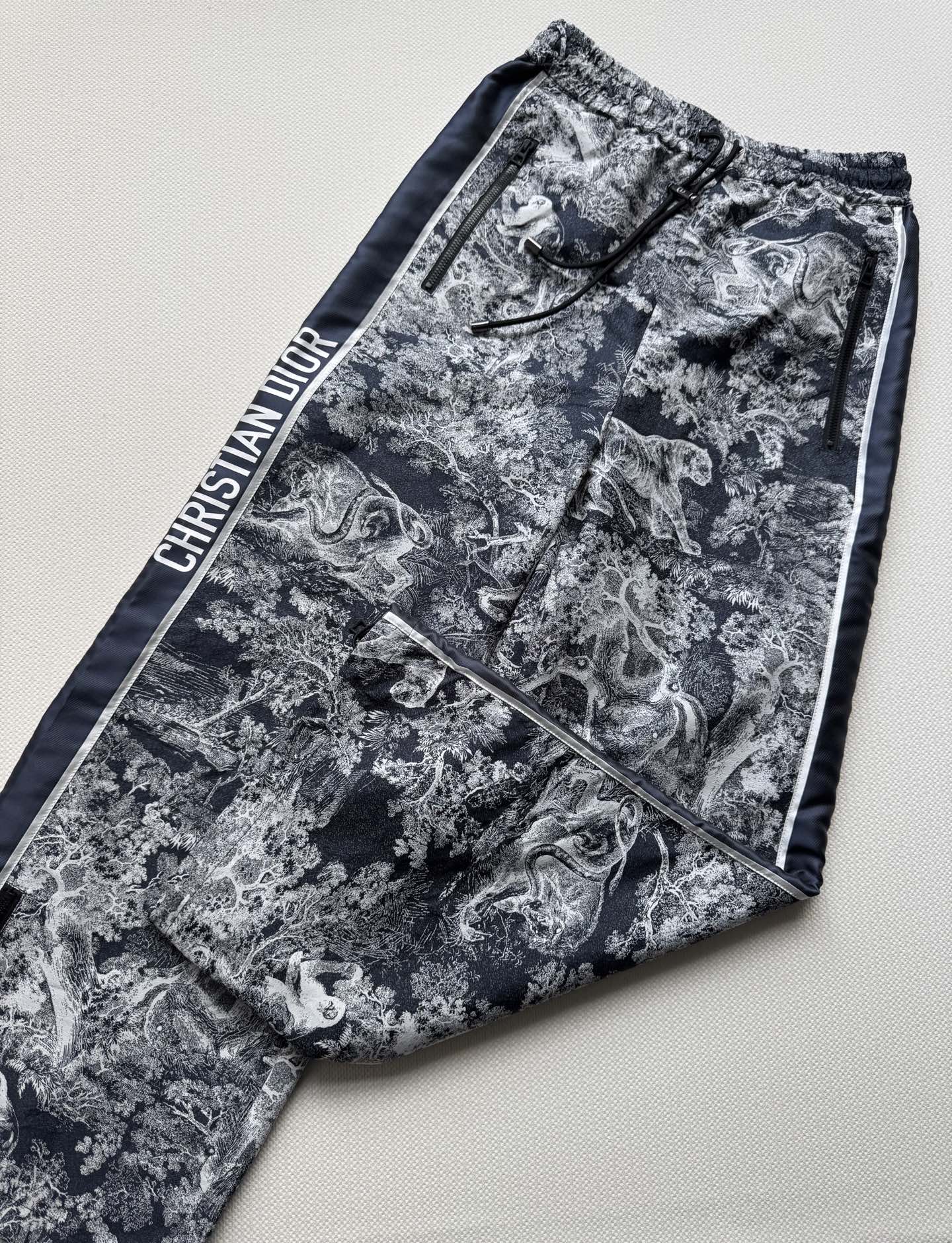 Dio*🆕2025新品提花冲锋长裤👖
定制YB进口提花冲锋材质 质感高级 挺括有型 一片式裙裤裁剪 以白