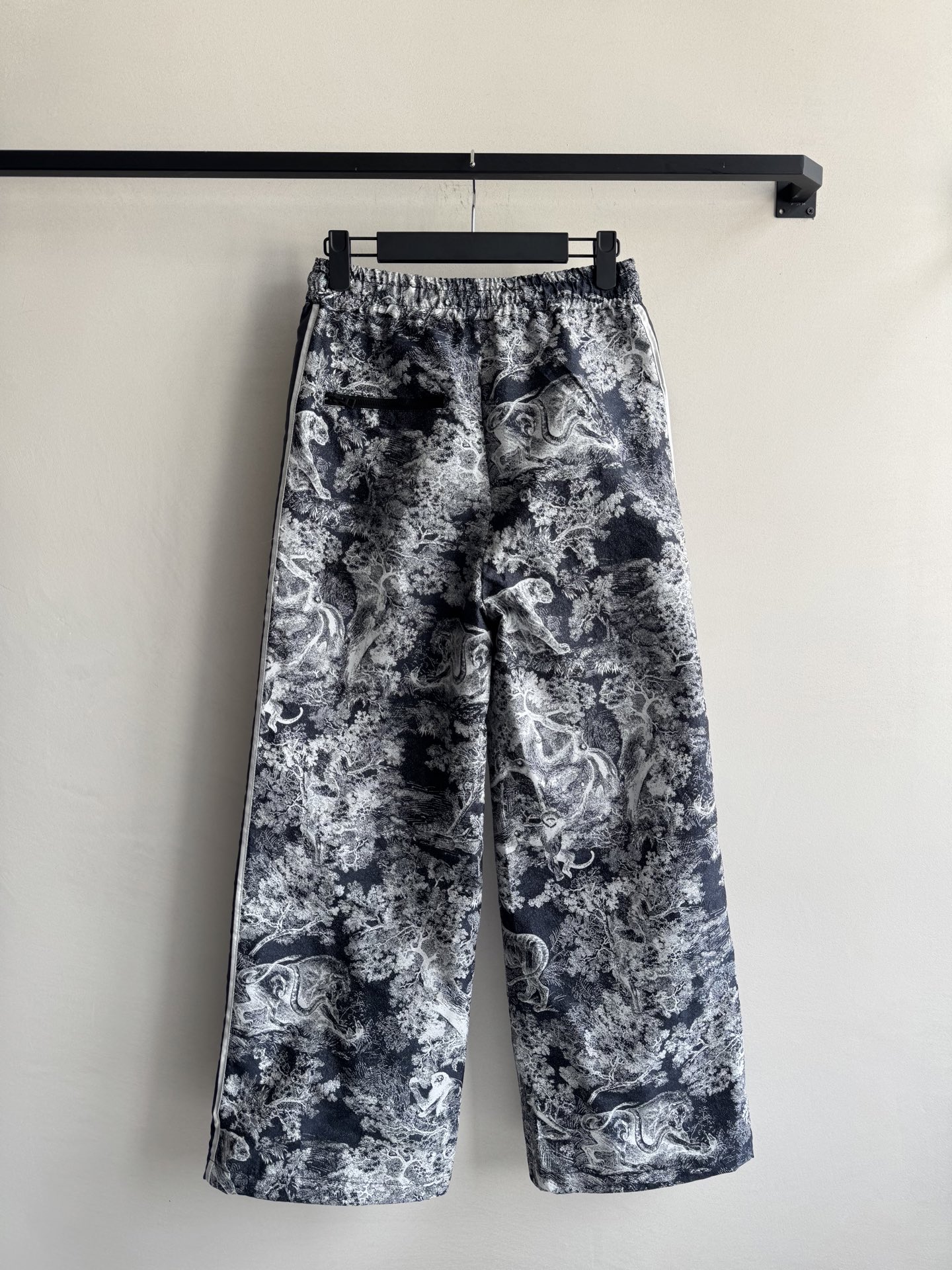 Dio*🆕2025新品提花冲锋长裤👖
定制YB进口提花冲锋材质 质感高级 挺括有型 一片式裙裤裁剪 以白