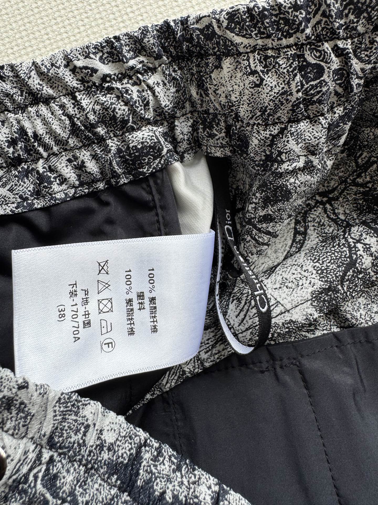 Dio*🆕2025新品提花冲锋长裤👖
定制YB进口提花冲锋材质 质感高级 挺括有型 一片式裙裤裁剪 以白