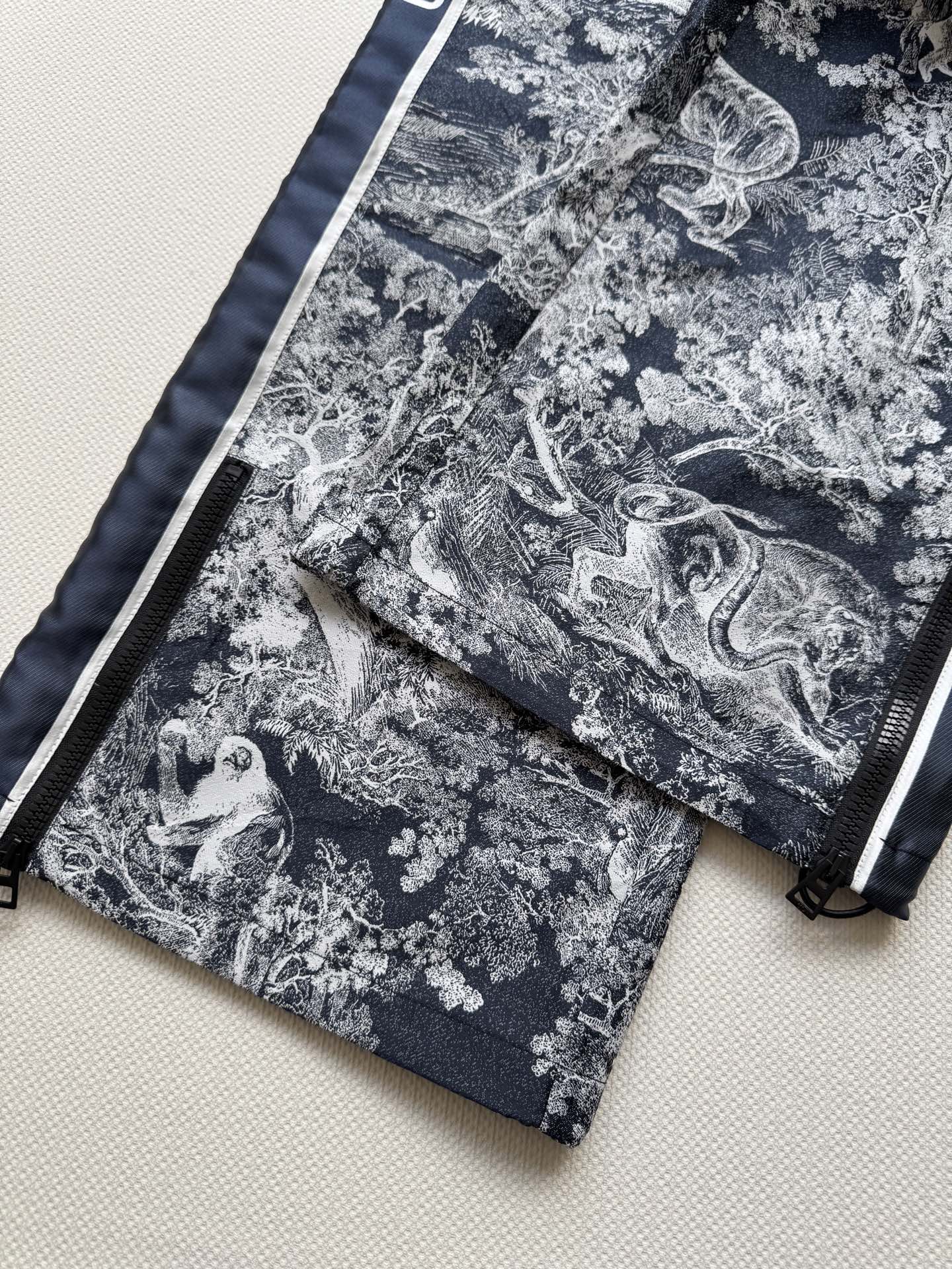 Dio*🆕2025新品提花冲锋长裤👖
定制YB进口提花冲锋材质 质感高级 挺括有型 一片式裙裤裁剪 以白