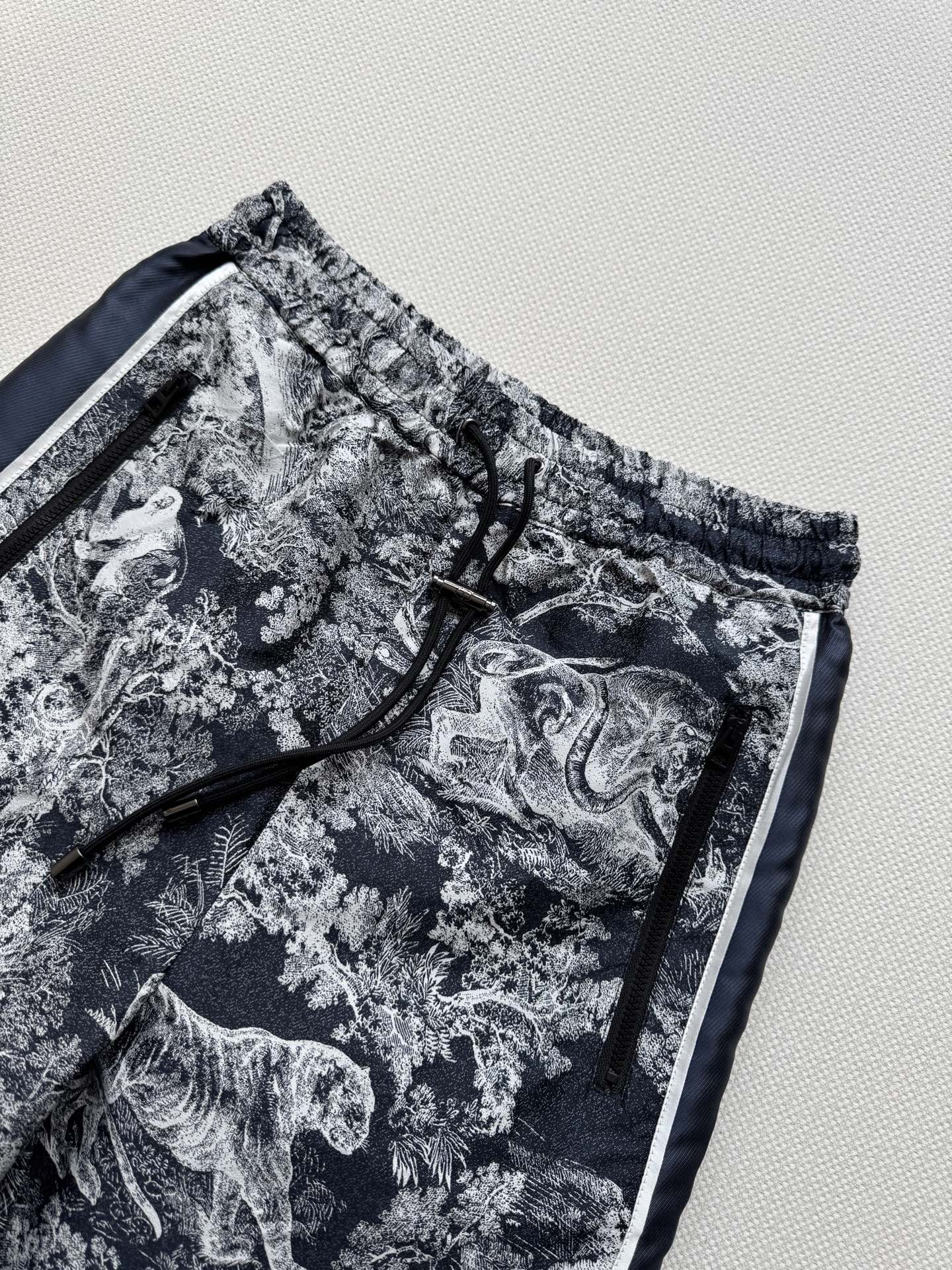Dio*🆕2025新品提花冲锋长裤👖
定制YB进口提花冲锋材质 质感高级 挺括有型 一片式裙裤裁剪 以白