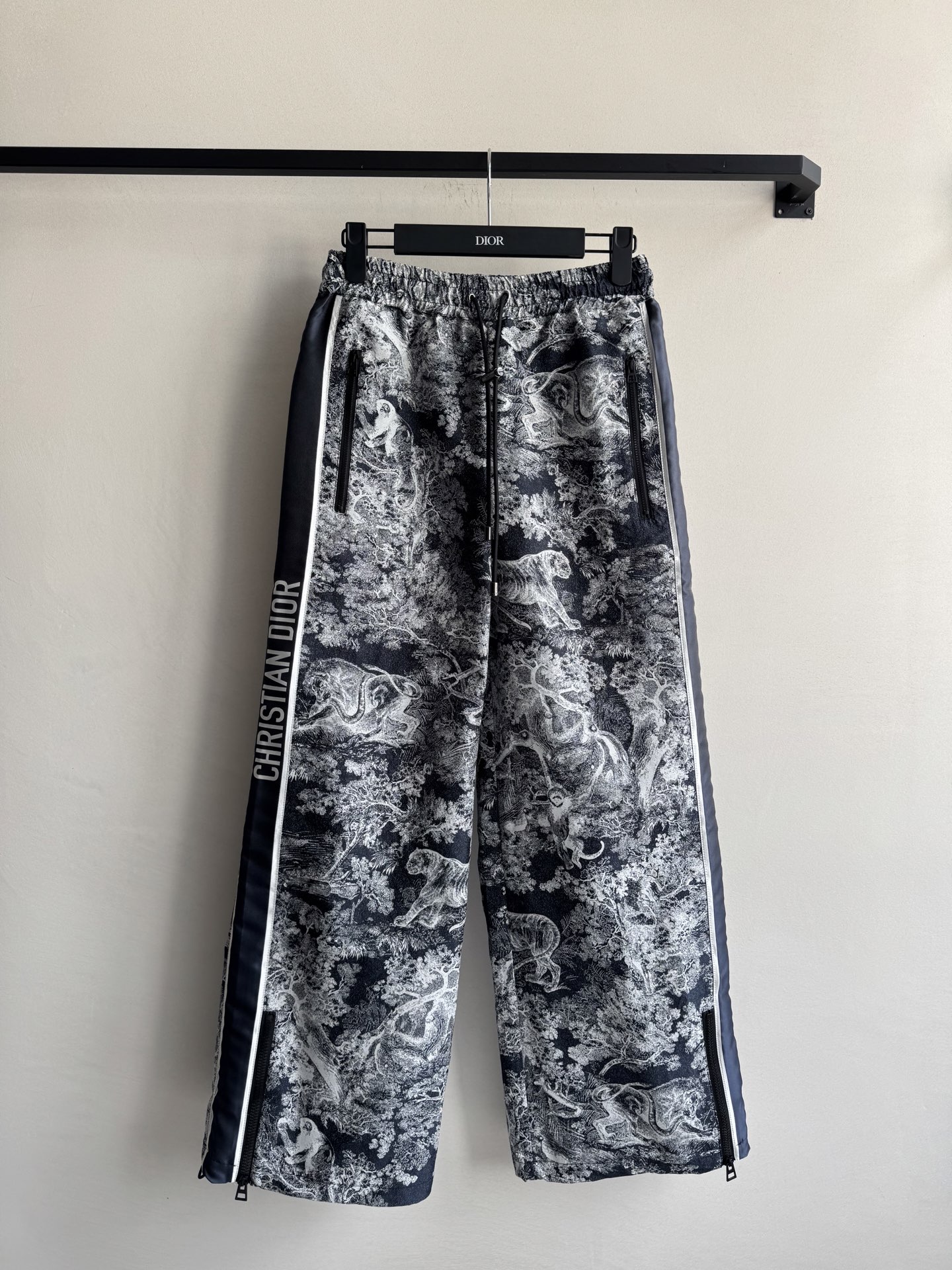 Dio*🆕2025新品提花冲锋长裤👖
定制YB进口提花冲锋材质 质感高级 挺括有型 一片式裙裤裁剪 以白