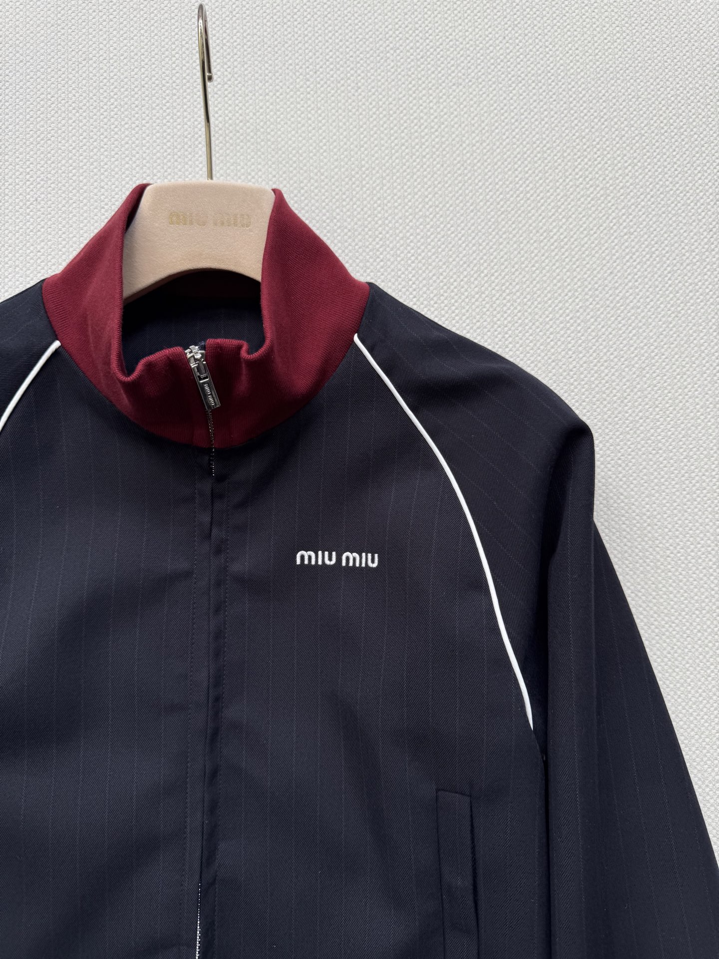 Miumi* 25Fw早秋新款 知性分子学院风落肩短款夹克外套。原版开发！高版出品！撞色罗纹领拼接设计甜