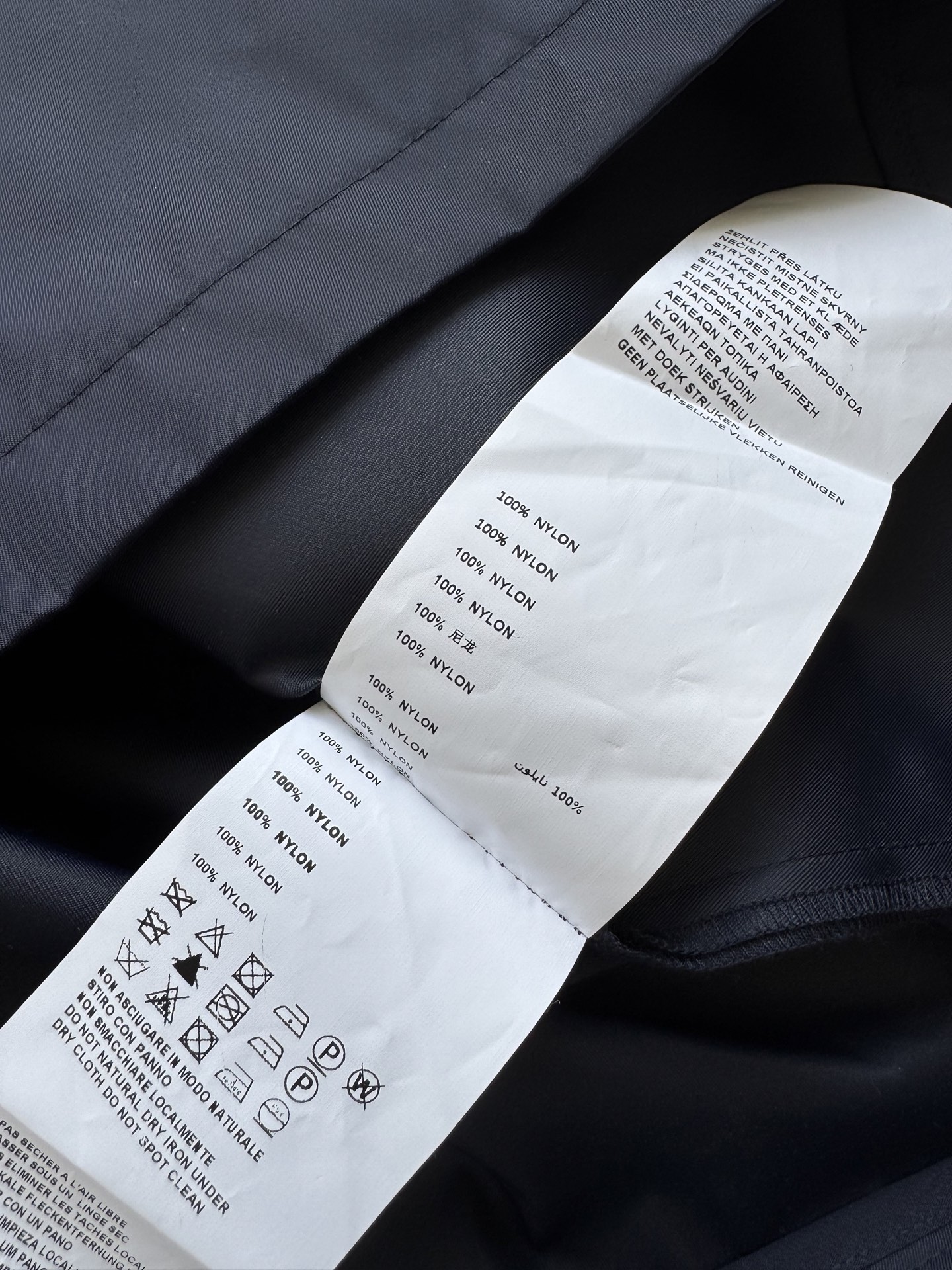 Prad*🆕2025新品工装高腰弹力半身裙
定制YB进口环保再生尼龙材质 质感上乘 垂感光泽 高腰伞状中