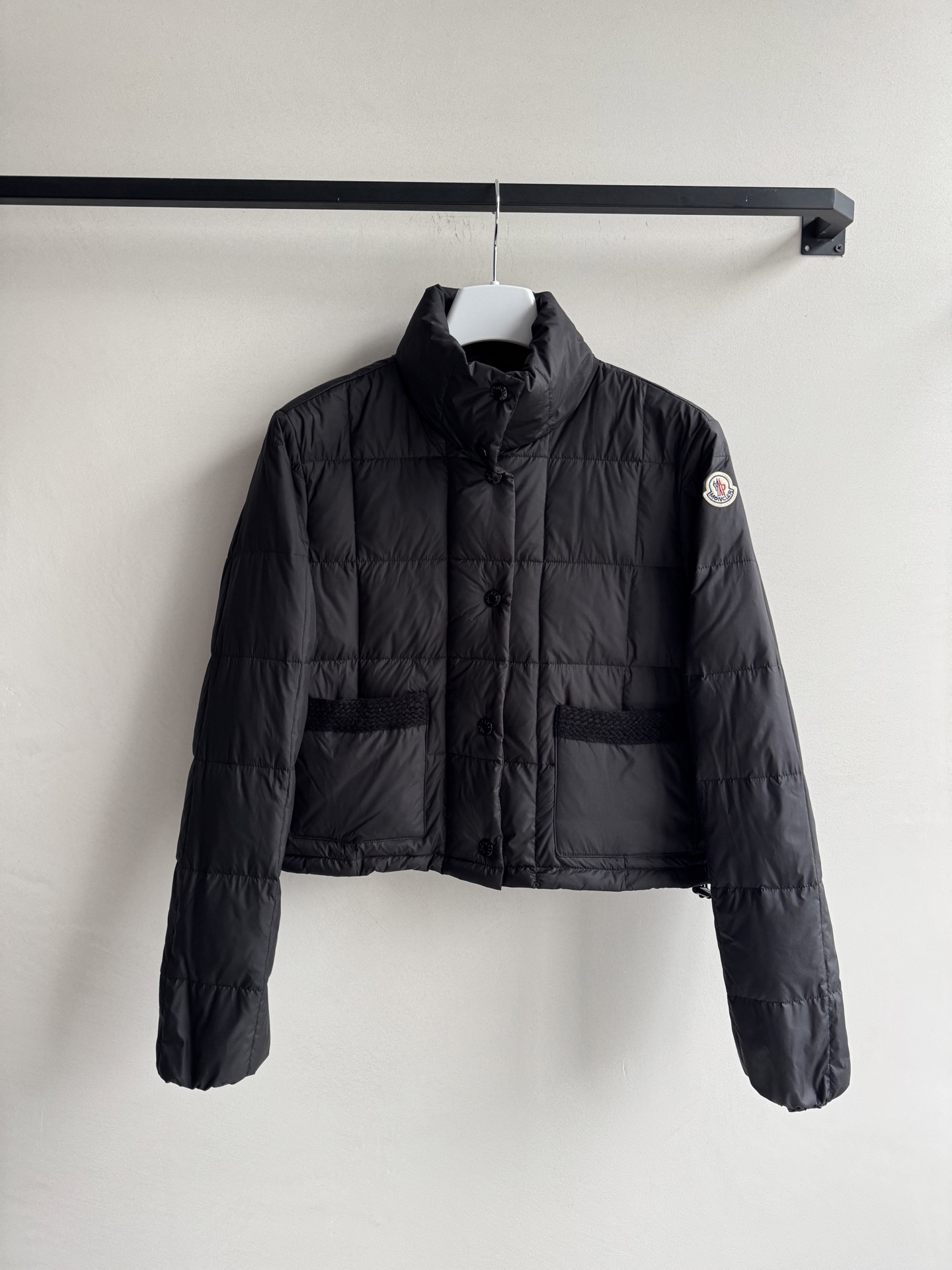 Moncle*🆕新款羽绒服，经典款式 百搭而不会过时，款型简约而不简单，对于各种年龄段都能接受。立体修身