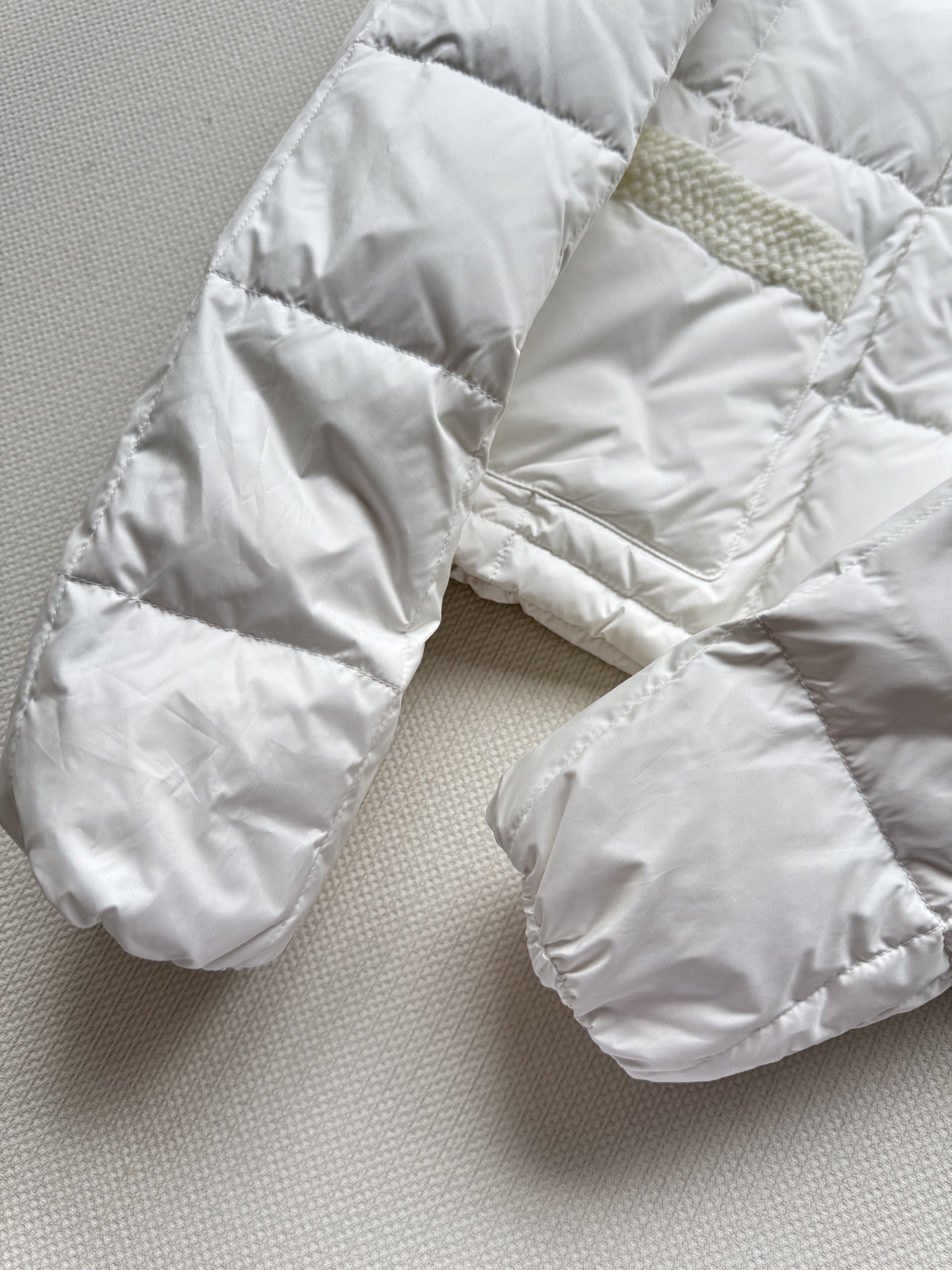 Moncle*🆕新款羽绒服，经典款式 百搭而不会过时，款型简约而不简单，对于各种年龄段都能接受。立体修身