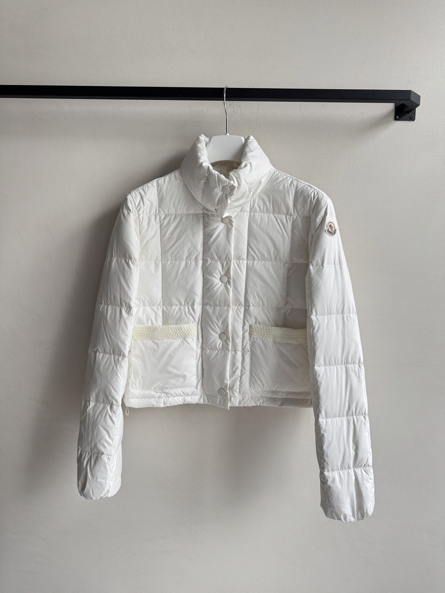 Moncle*🆕新款羽绒服，经典款式 百搭而不会过时，款型简约而不简单，对于各种年龄段都能接受。立体修身