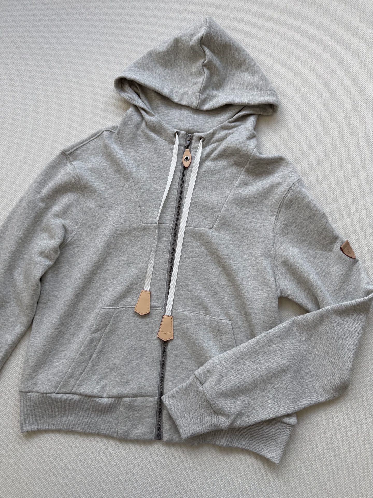 LouisVuitto*🆕新款， 袖臂皮牌连帽拉链外套 抽绳皮牌跟手臂皮牌做品牌徽标牛皮革皮牌点缀，高级
