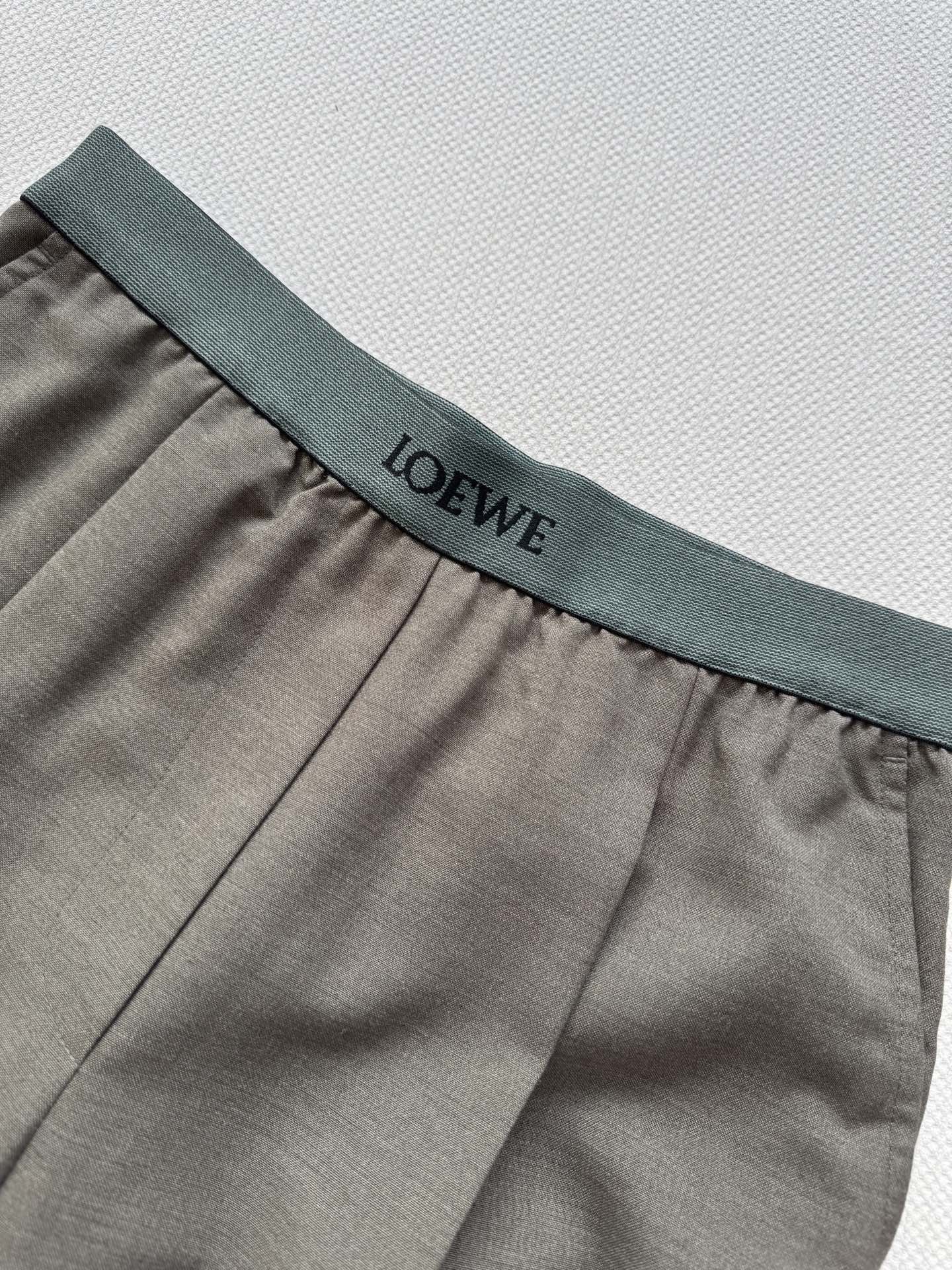 Loew*🆕这款橄榄绿色阔腿裤👖李云霄同款也太鲨了！
版型利落，剪裁精致，设计增添复古韵味，阔腿裤，垂坠