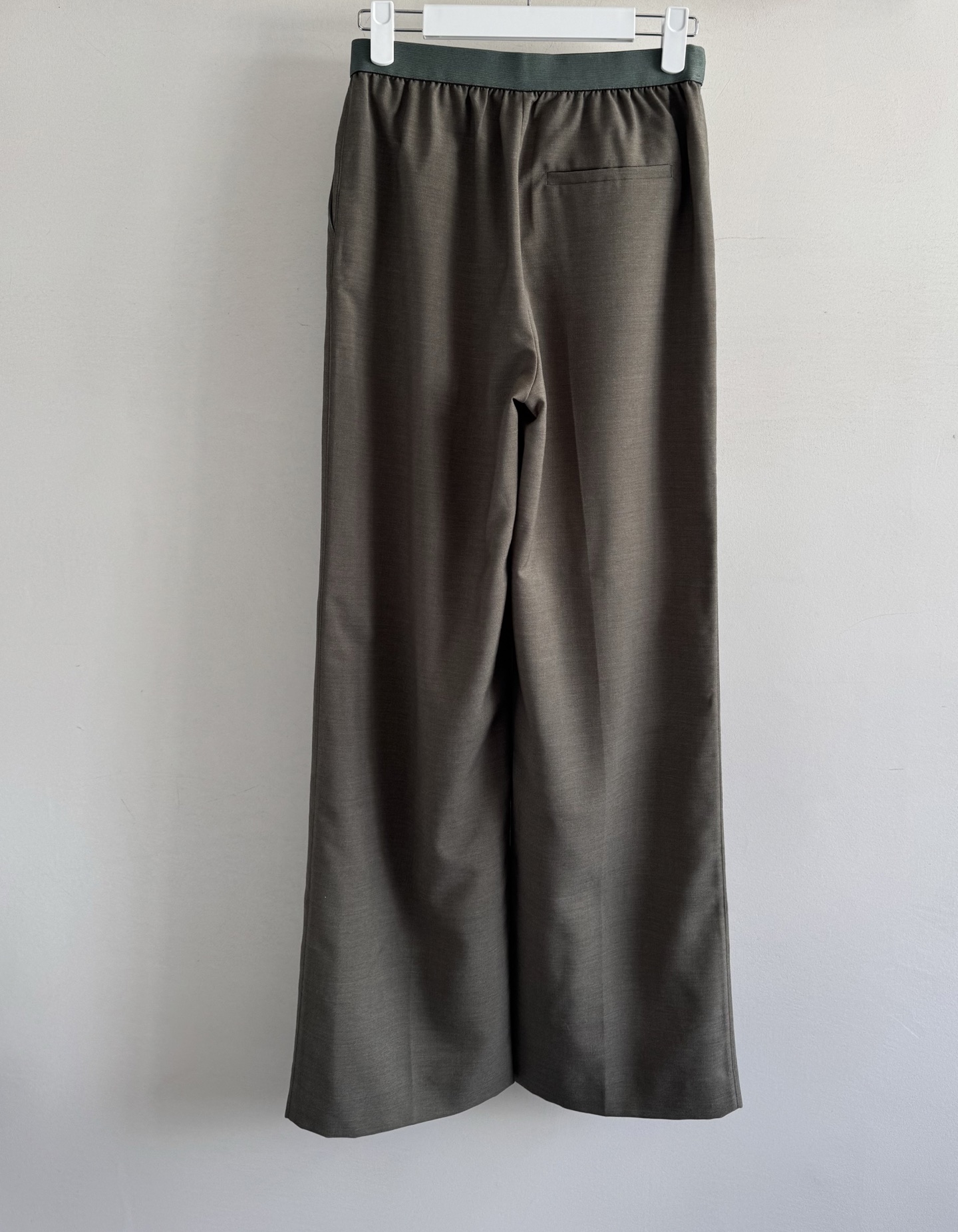 Loew*🆕这款橄榄绿色阔腿裤👖李云霄同款也太鲨了！
版型利落，剪裁精致，设计增添复古韵味，阔腿裤，垂坠