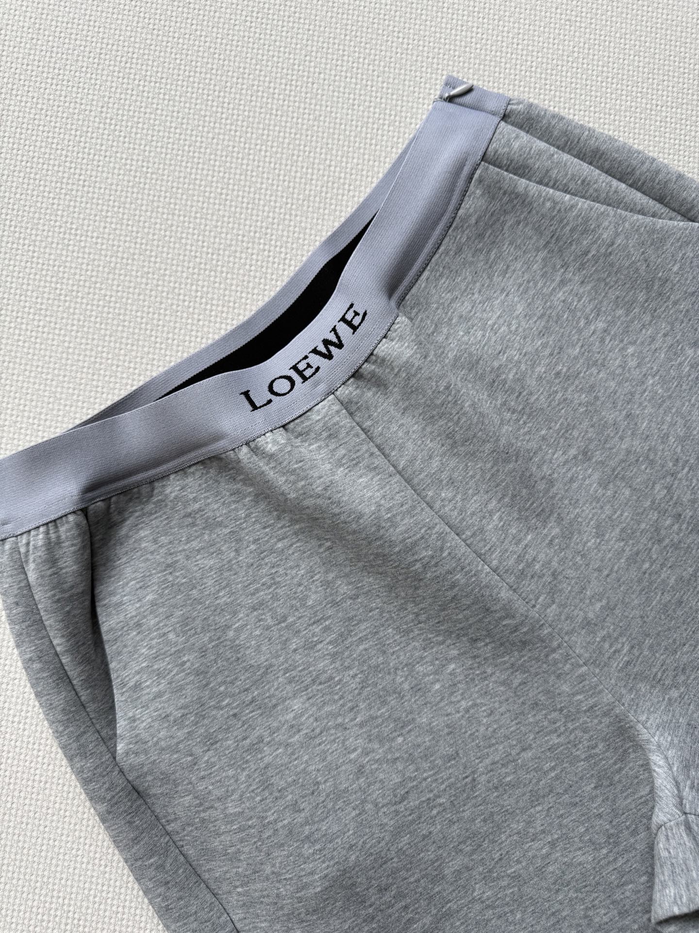 Loew*🆕25早秋新款套装
配色➕简约设计，卫衣➕长裤的组合，日常穿超省心，上班，逛街/约会一套搞定~