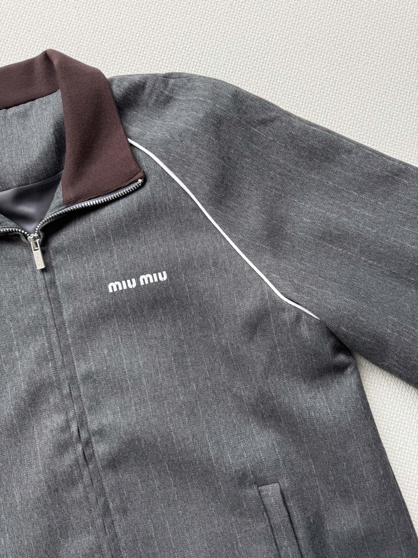 Miumi* 25Fw早秋新款 知性分子学院风落肩夹克外套丨⚠独家yb开发！高版出品！撞色罗纹领拼接设计