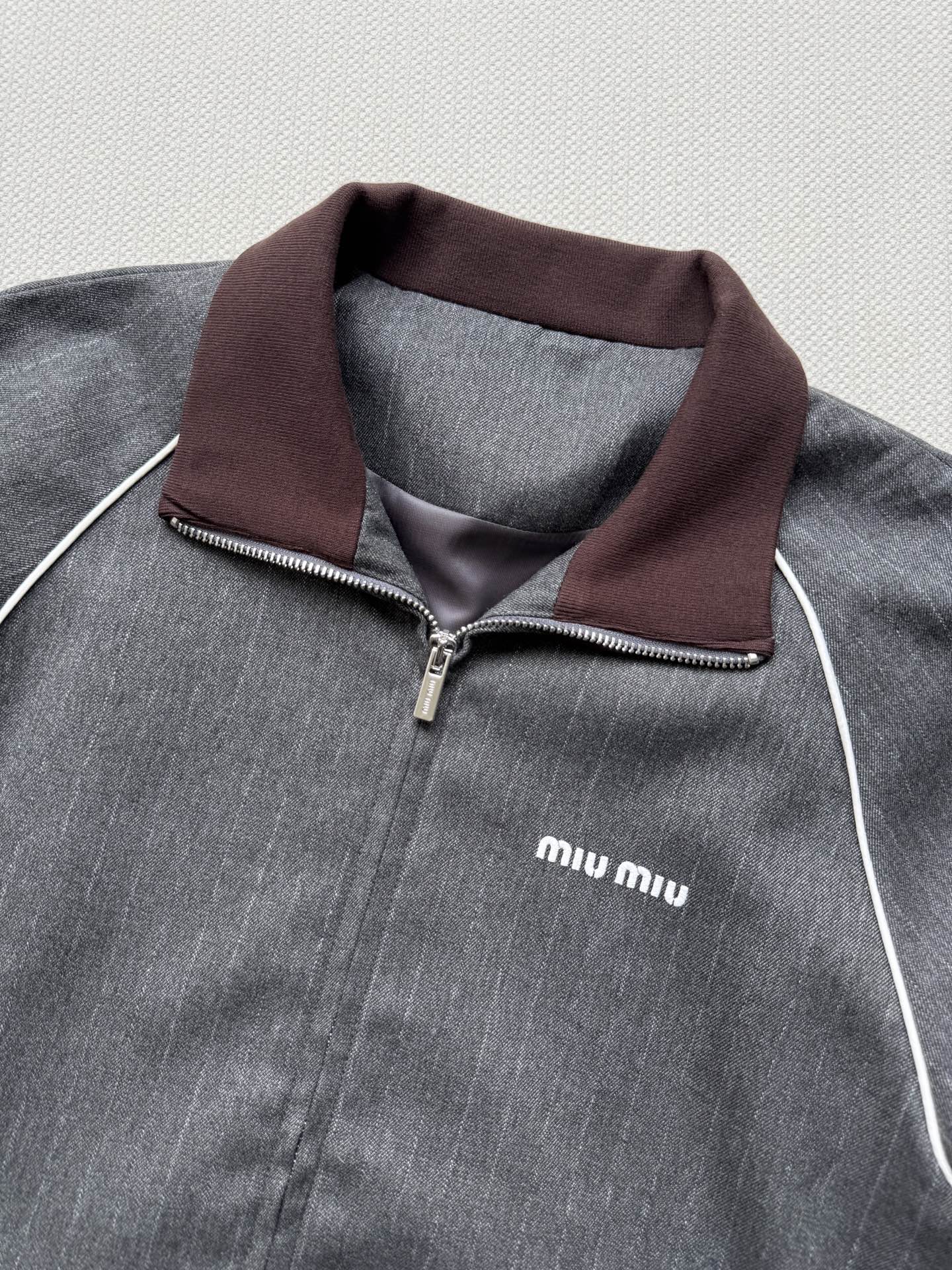 Miumi* 25Fw早秋新款 知性分子学院风落肩夹克外套丨⚠独家yb开发！高版出品！撞色罗纹领拼接设计