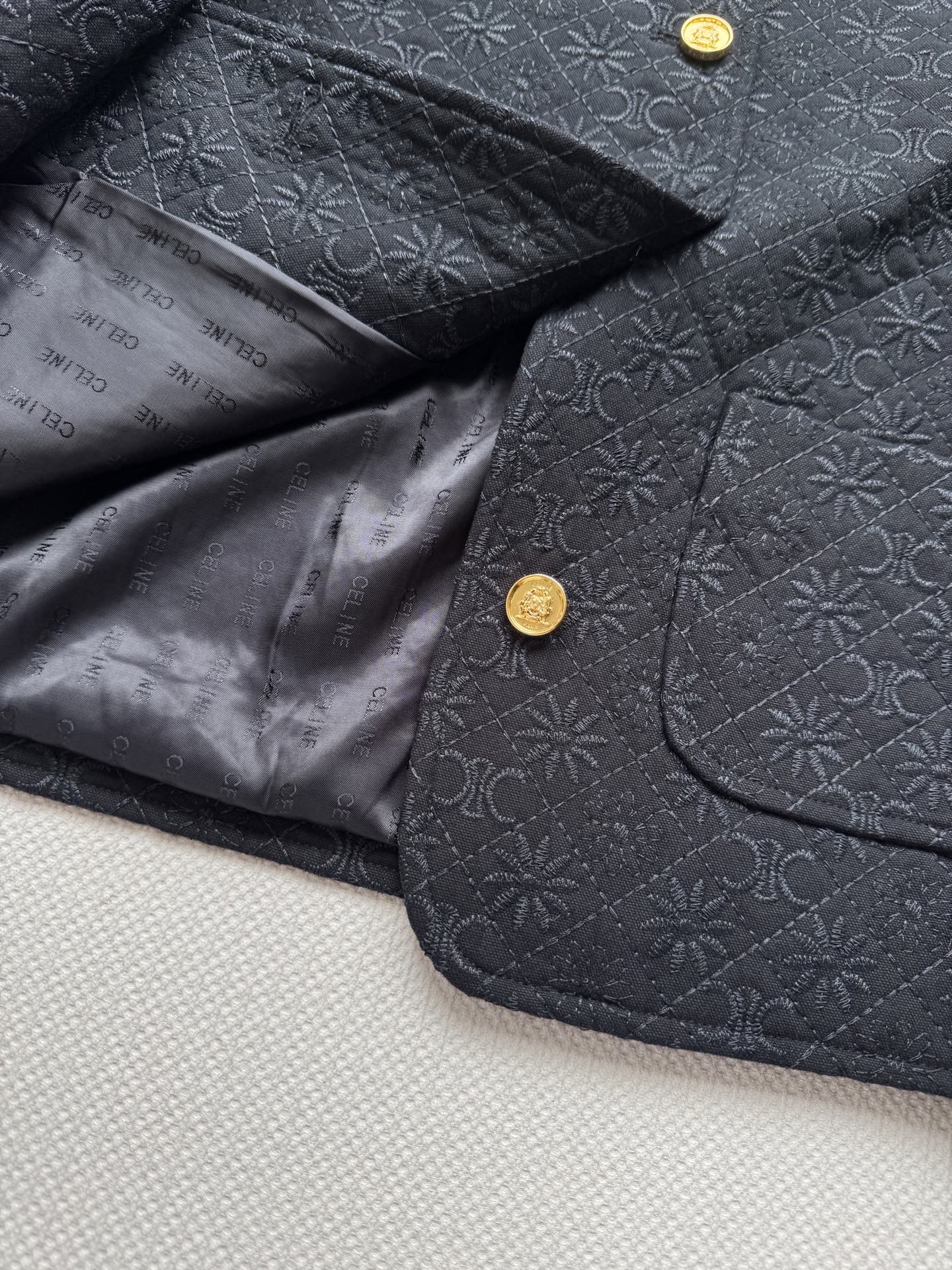 Celin*🆕新款，仙女刘诗诗同款，百搭不挑人🥳刺绣图案外套，里衬品牌提花logo，搭配金属纽扣，帅气时